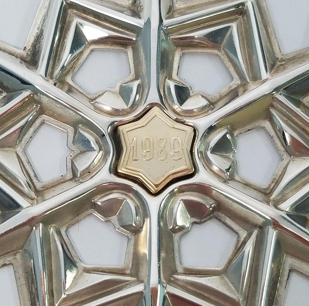 One Gorham sterling silver snowflake ornament from 1989. Two toned gold filled date accent in middle of the ornament. Measures: approximate 3.5