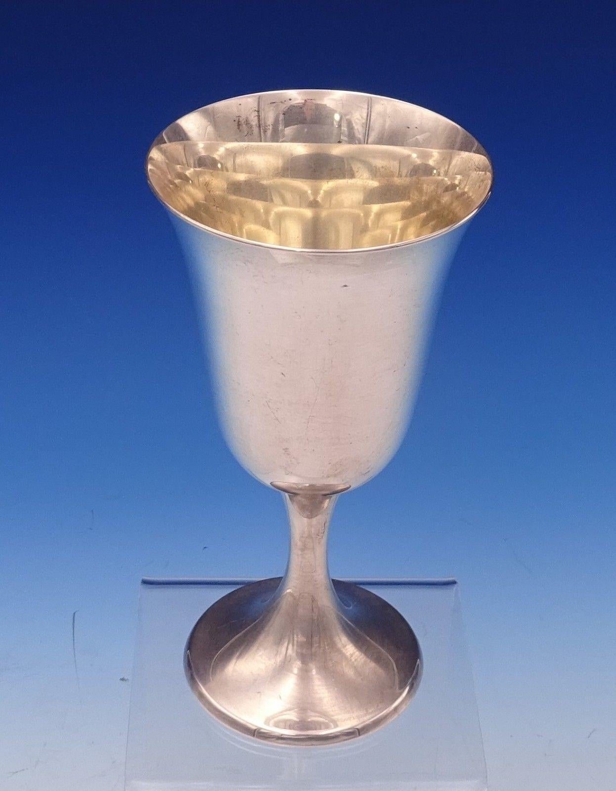 
Wunderschöner Gorham Sterling Silber Wasserkelch mit der Nummer 272. Der Kelch ist 3 3/8 x 6 1/2 groß und wiegt 6,0 Feinunzen. Es wurde nicht monogrammiert und befindet sich in einem ausgezeichneten Zustand. Wunderbar!
SKU#3070.

  