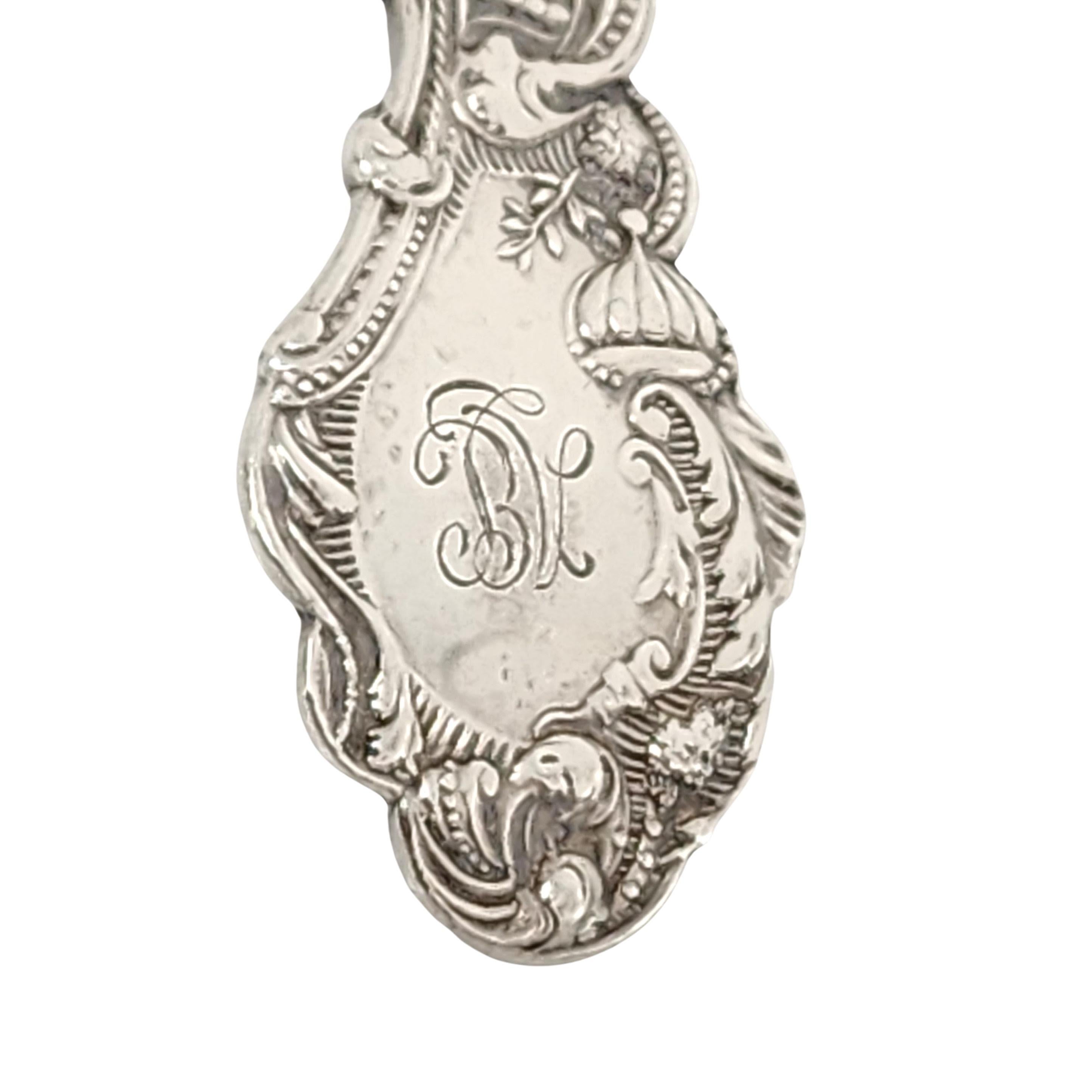 Cuillère de lavage en argent sterling doré cuillère de Gorham dans le motif Versailles avec un monogramme.

Le monogramme semble être BV au dos de la poignée.

Gorham's Versailles est un motif à multiples facettes conçu par Antoine Heller en 1885.