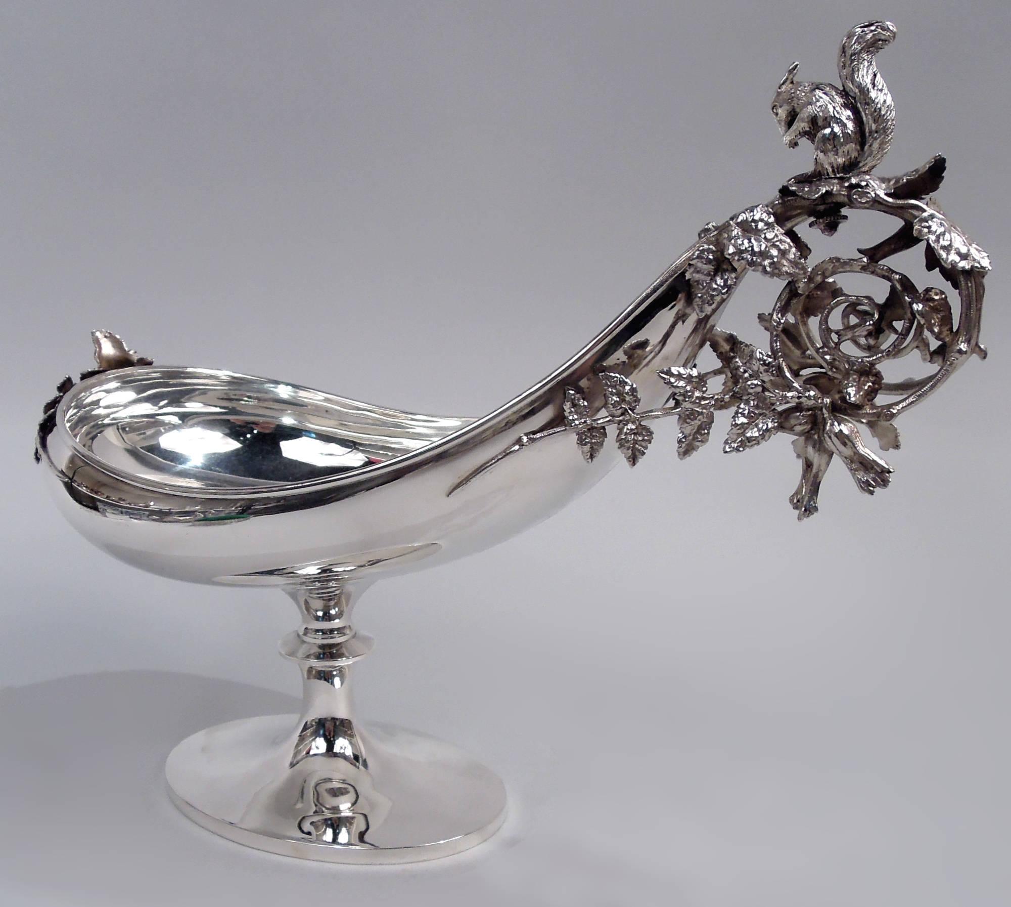 Coupe classique victorienne en argent sterling. Fabriqué par Gorham à Providence en 1870. Coupe ovoïde courbe et asymétrique. Figure moulée en relief et appliquée à l'extrémité étroite représentant un écureuil grignotant des noix assis sur une