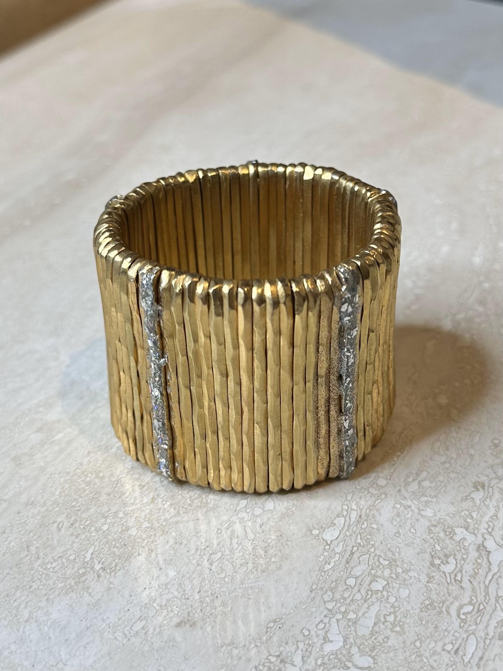 El Brazalete elástico dorado Giora es una pieza de joyería elegante y moderna que combina la elegancia del tono dorado con la comodidad y flexibilidad de un diseño elástico. El puño le da un aspecto atrevido y llamativo, mientras que la banda