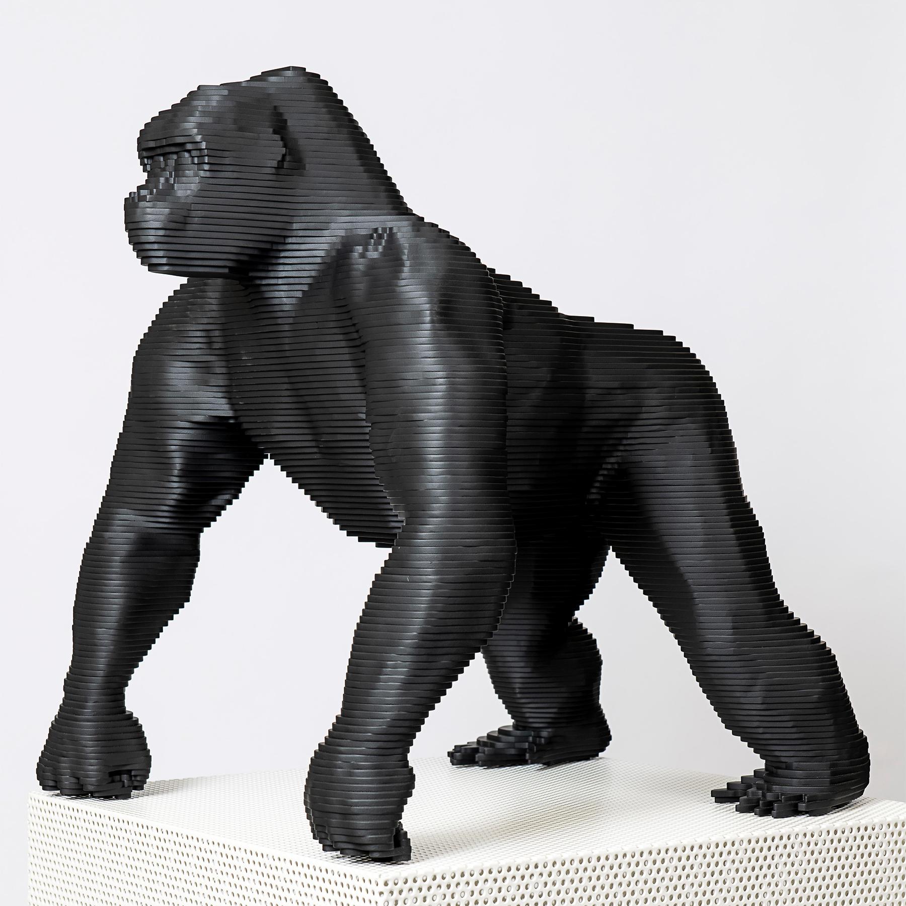 Skulptur Goril schwarz mit geschwärzt gemacht
aluminium, bestehend aus vielen Aluminiumplatten.
Außergewöhnliches Stück.