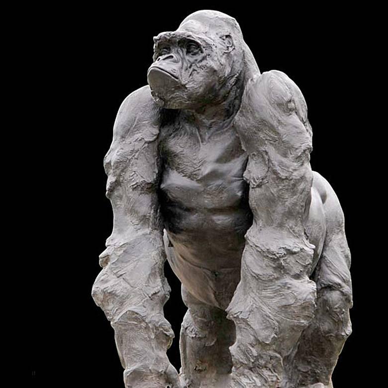 Graue Gorilla-Harz-Skulptur (Französisch) im Angebot