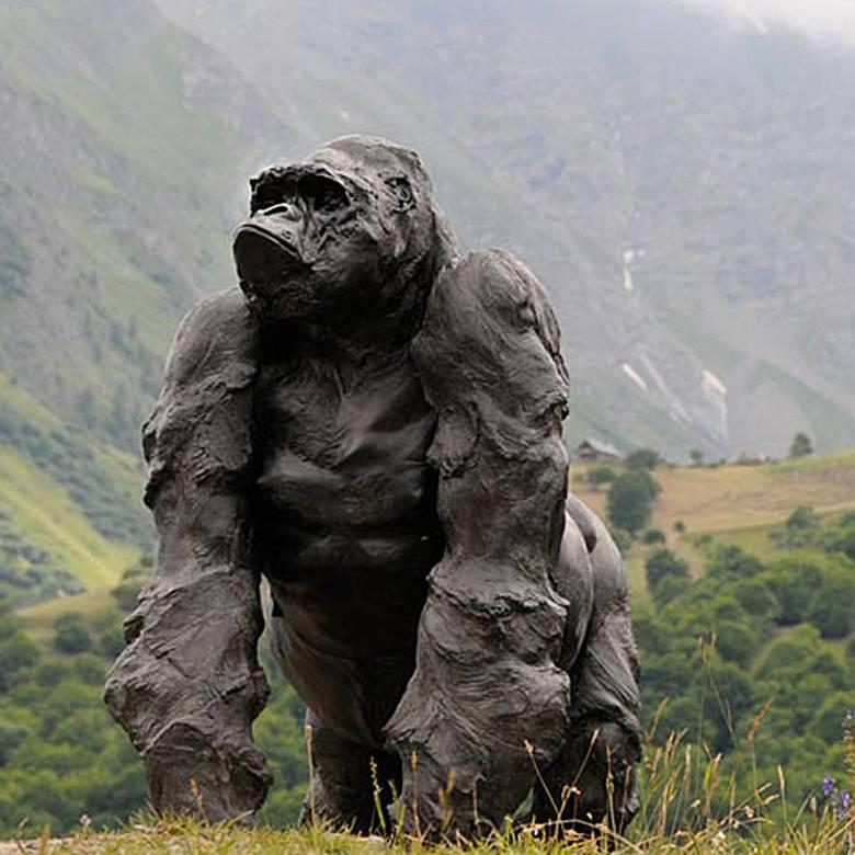 Graue Gorilla-Harz-Skulptur (Geschnitzt) im Angebot