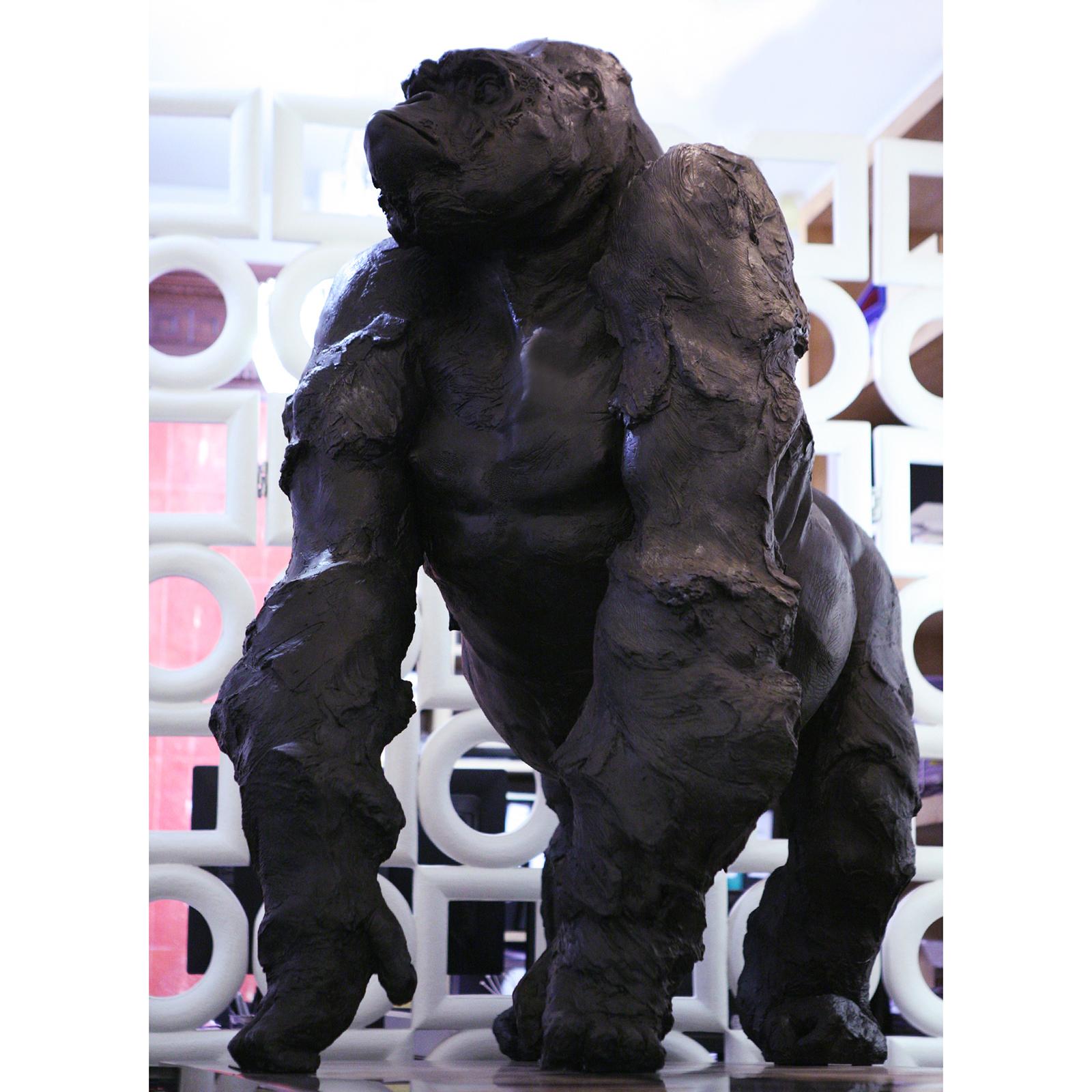 Graue Gorilla-Harz-Skulptur im Angebot 2