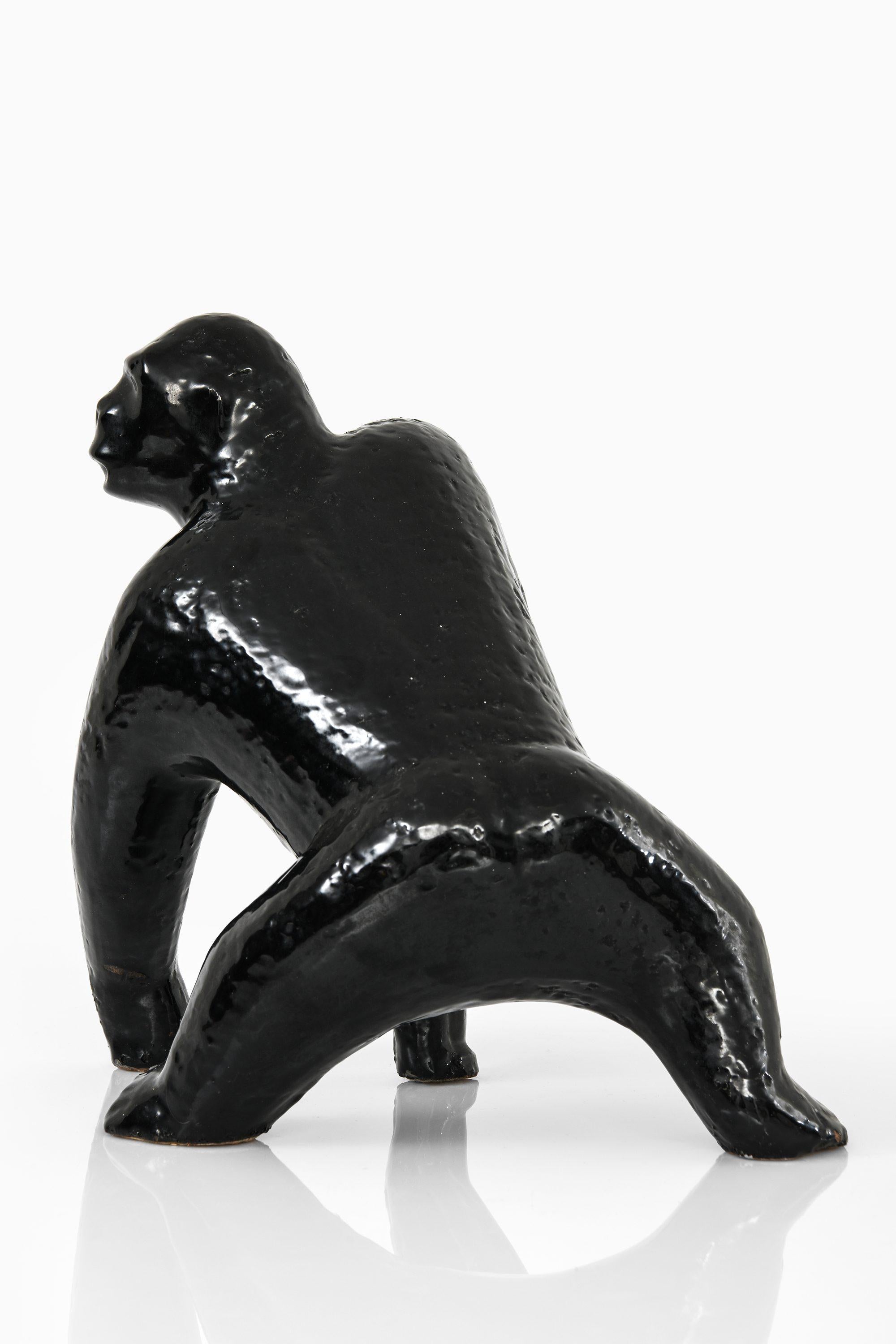 Scandinave moderne Sculpture de Gorilla en céramique émaillée noire, années 1960 en vente
