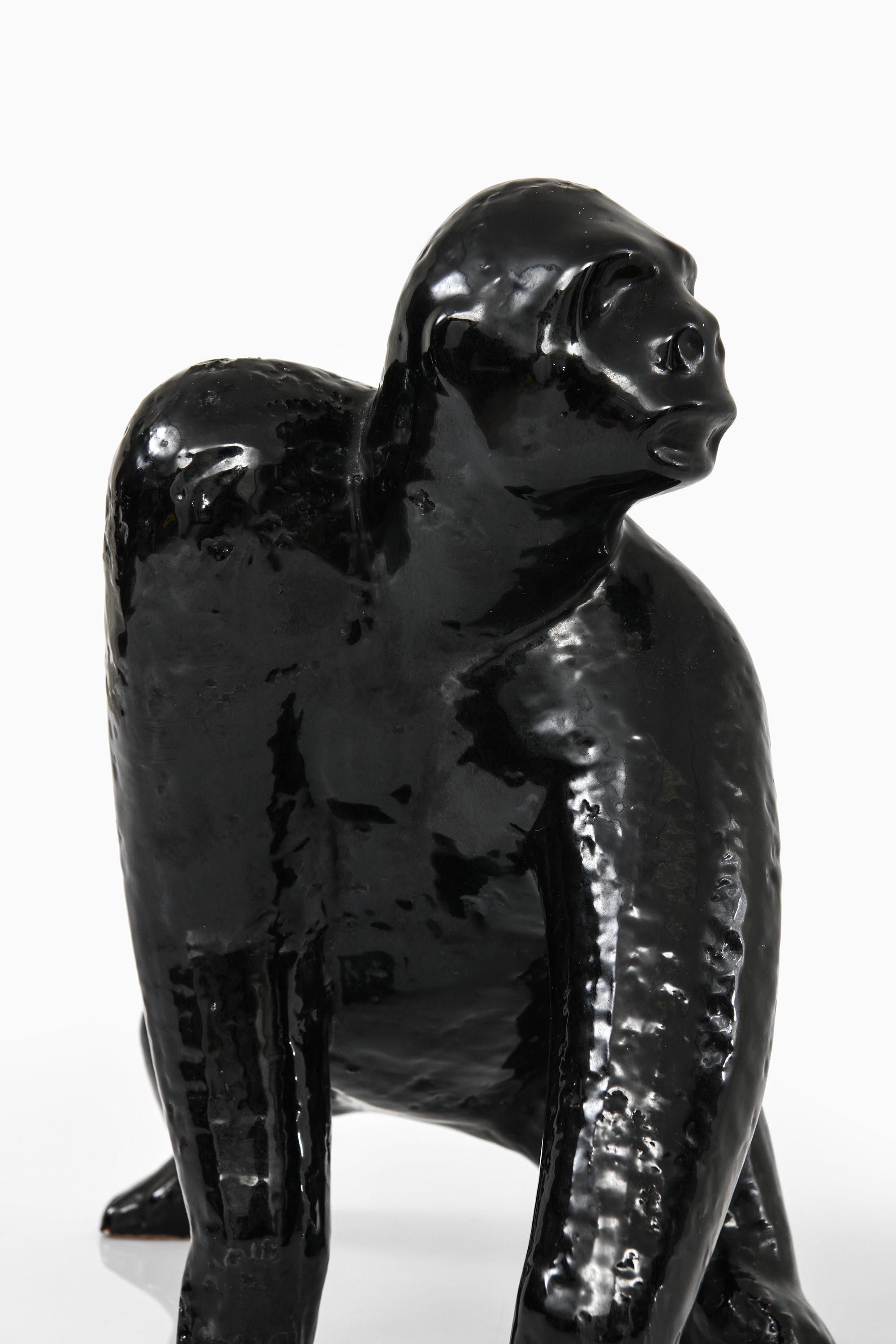 Gorilla Sculpture in black glazed ceramic, 1960's In Good Condition For Sale In Limhamn, Skåne län