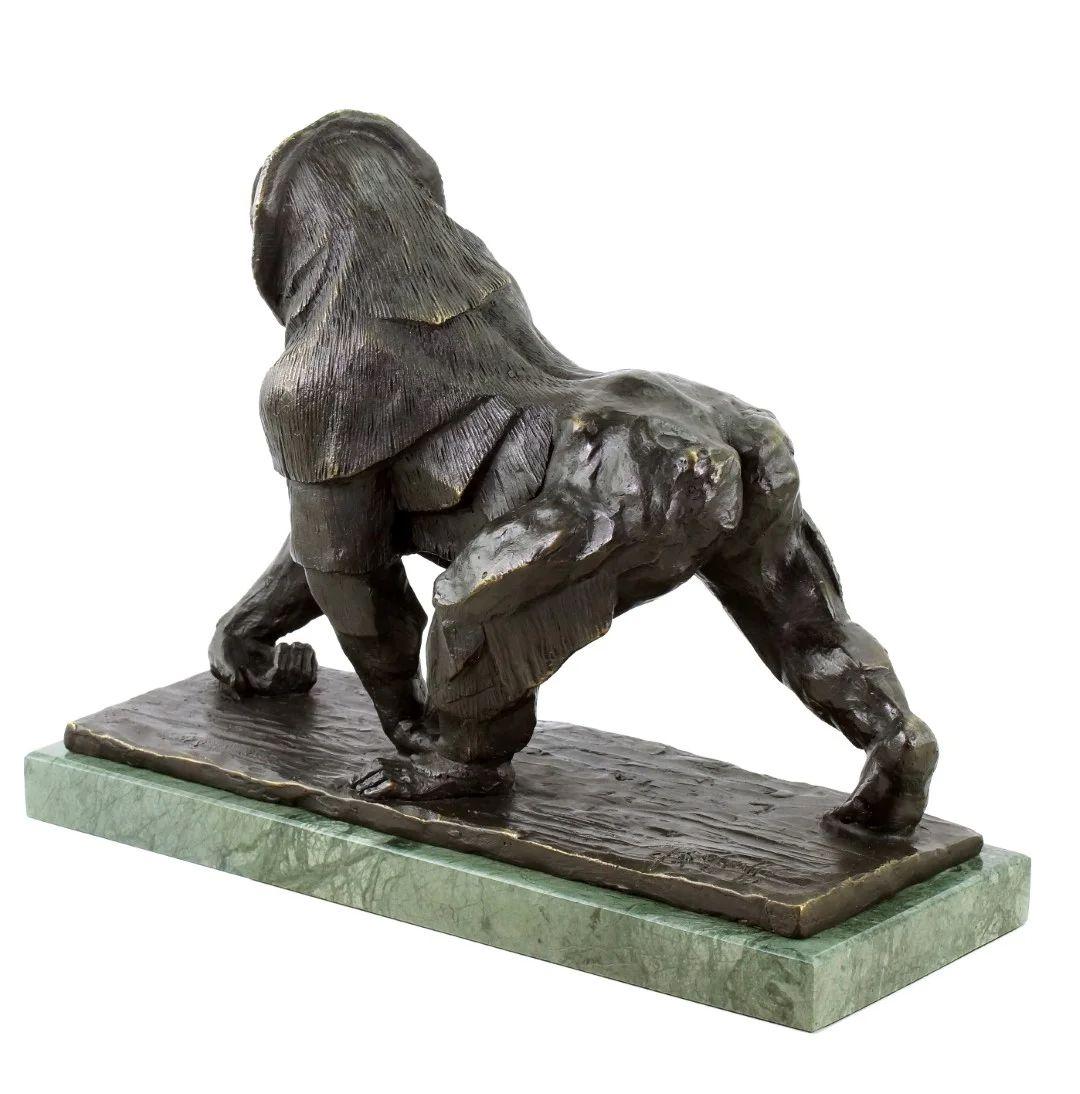 Moderno Statua di gorilla nello stile di Rembrandt Bugatti , Scultura in bronzo in vendita