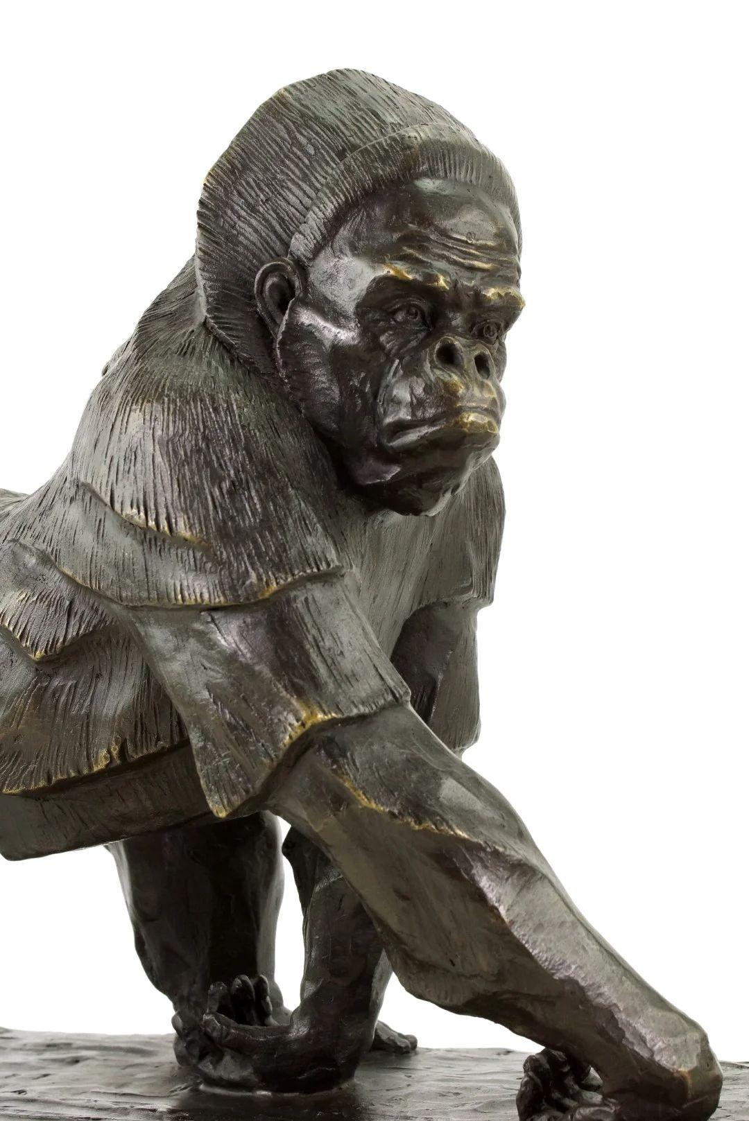 Statua di gorilla nello stile di Rembrandt Bugatti , Scultura in bronzo In condizioni buone in vendita a Saint-Ouen, FR