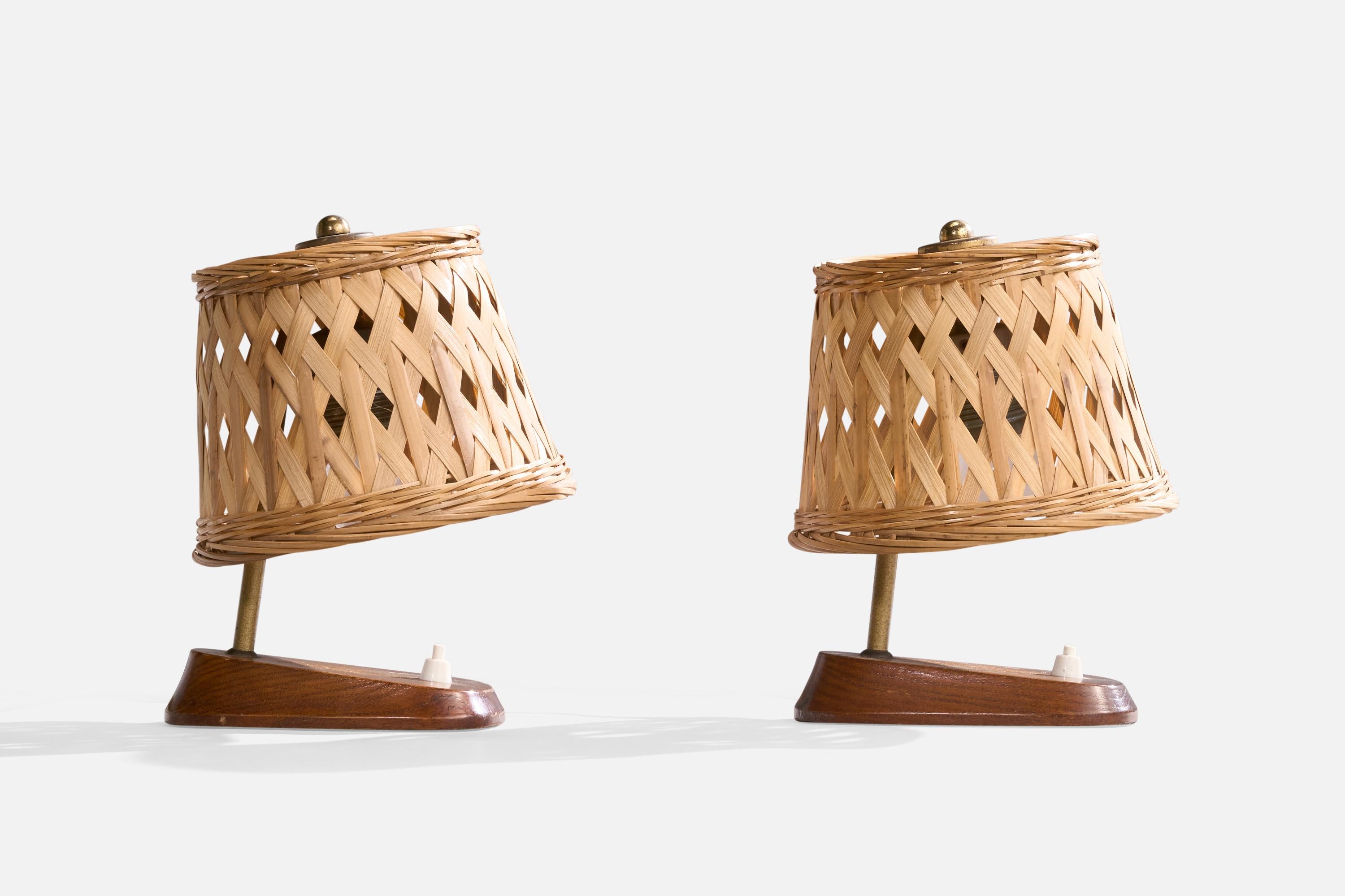 Coppia di lampade da tavolo in teak, ottone e rattan prodotte da Görlitz, Germania, anni '60 circa.

Sostituzione dei paralumi in rattan.

Dimensioni della lampada con paralume (pollici): 8,875