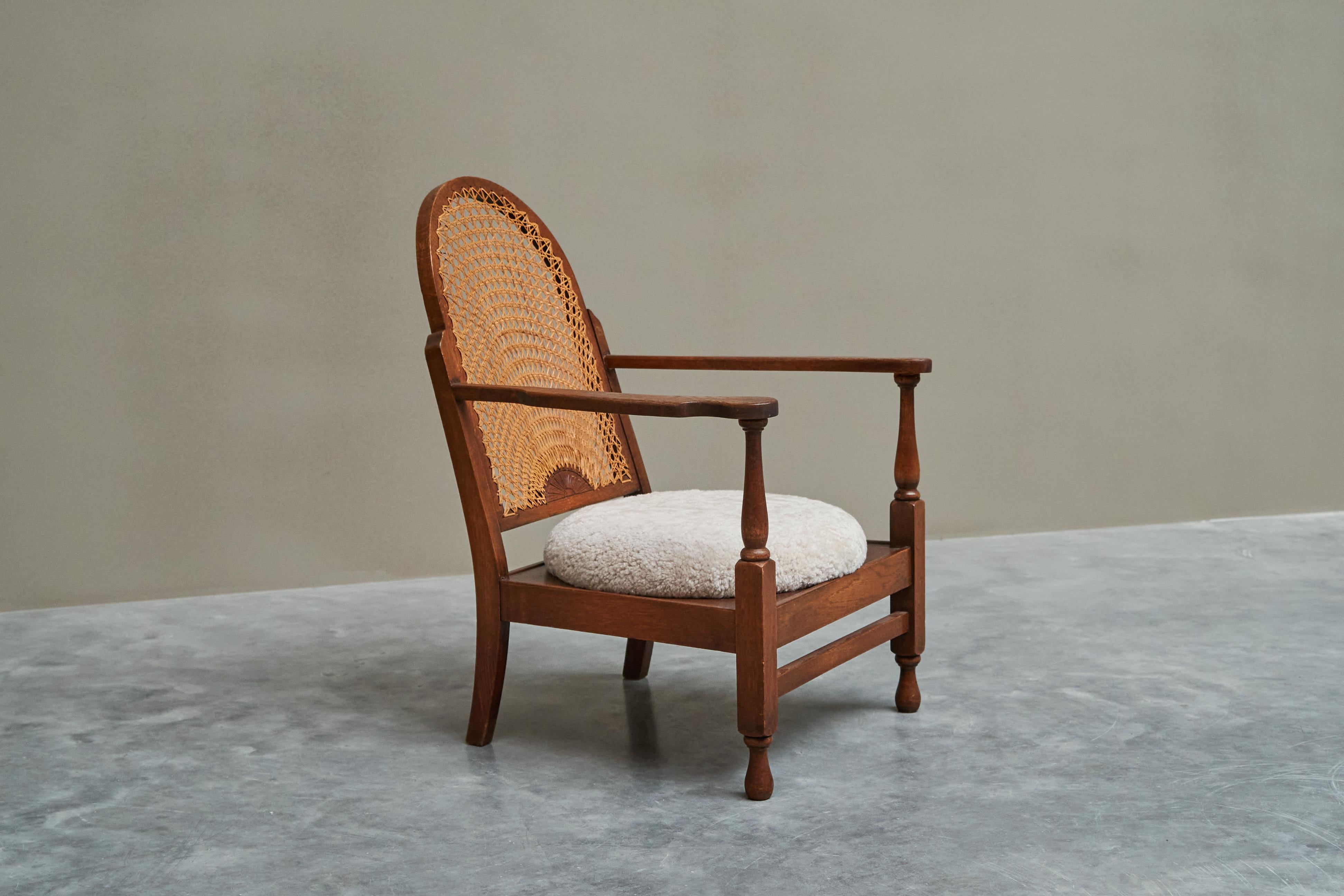 Chaise longue 'Gościcino' en chêne massif, sangles et laine Pologne années 1930

Il s'agit d'une belle et confortable chaise longue en chêne massif fabriquée par le fabricant de meubles polonais 