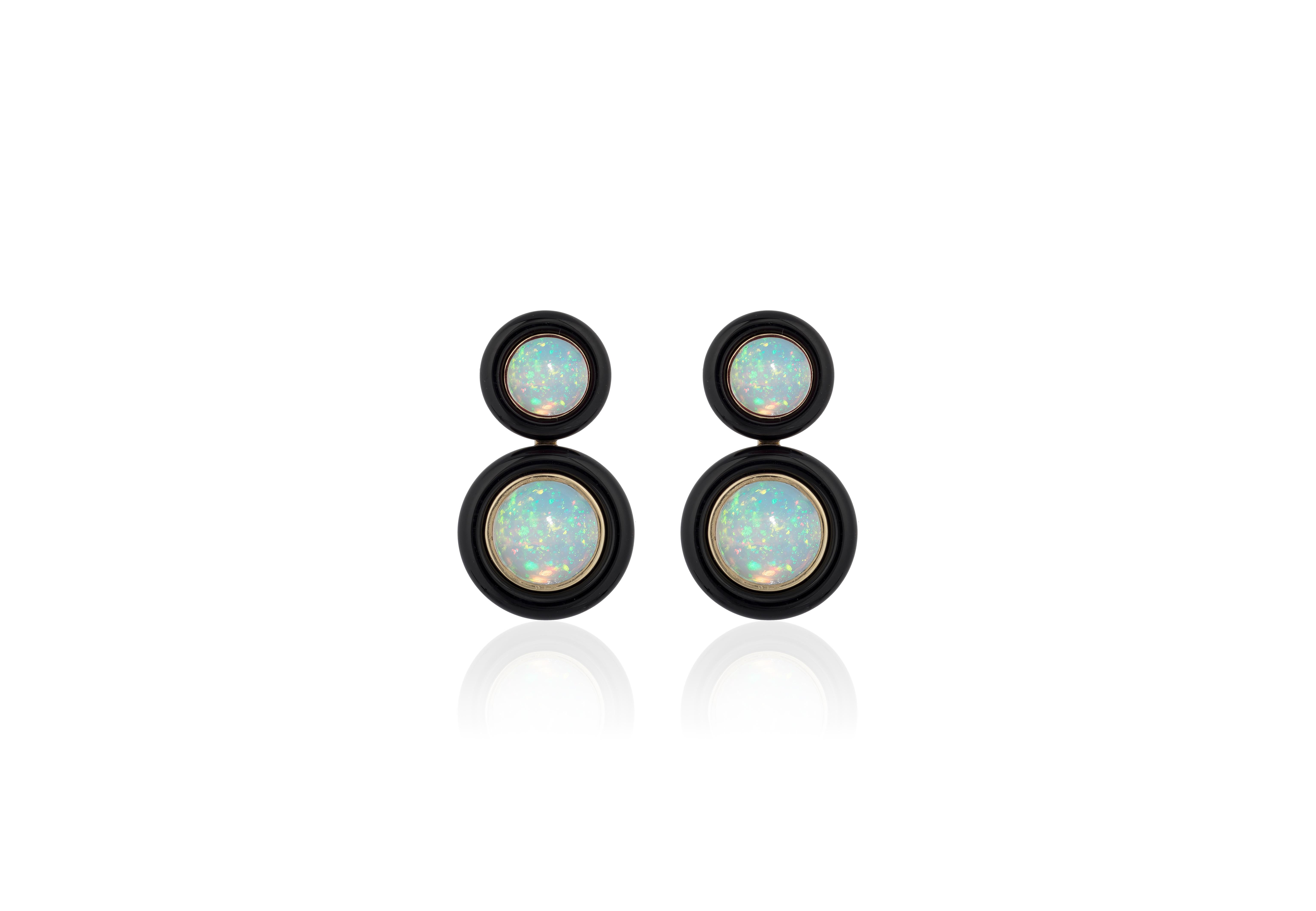boucles d'oreilles composées de deux rangées d'opales rondes et d'un anneau d'onyx en or jaune 18 carats, de la collection 
