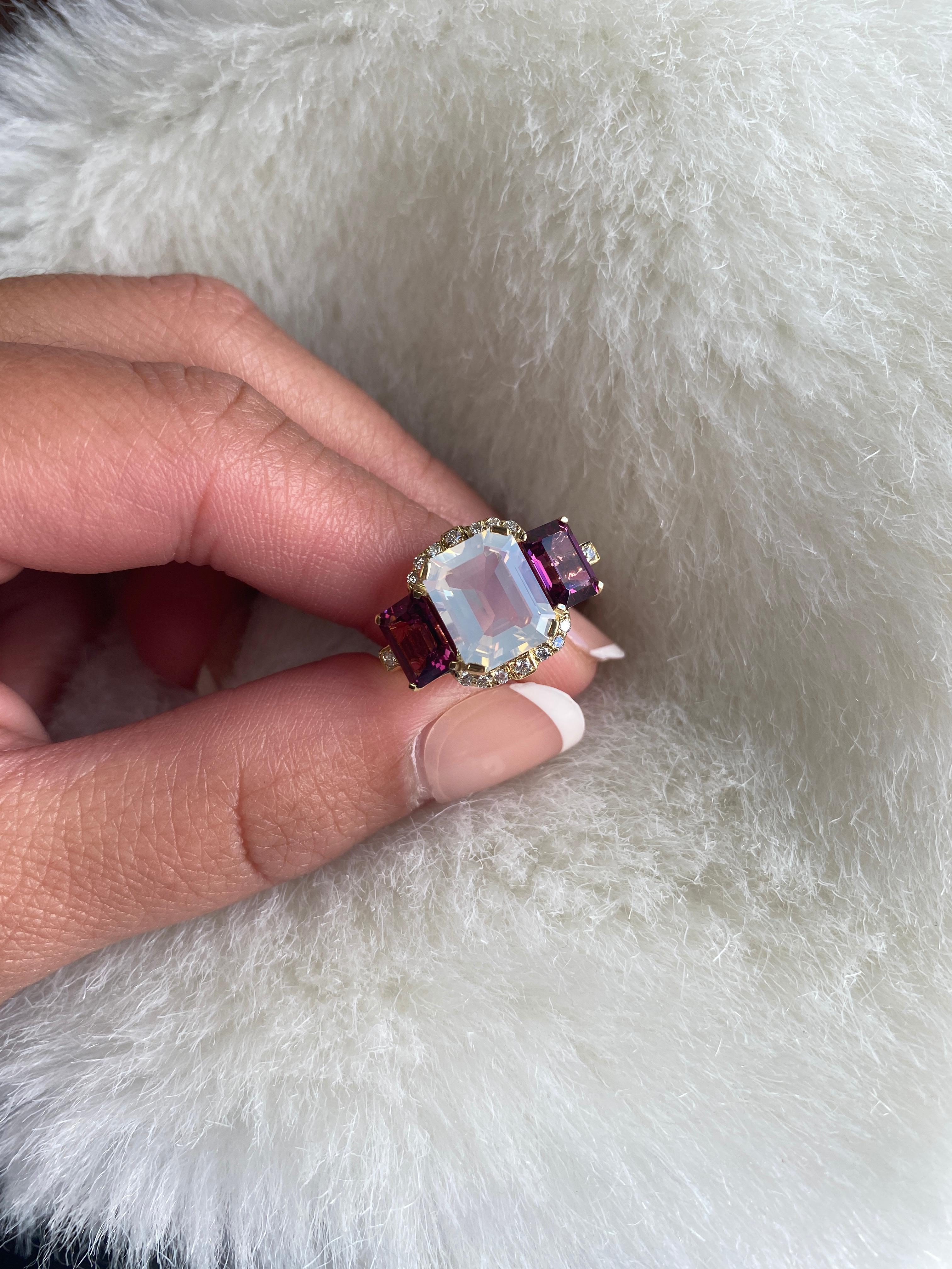 Eine perfekte Kombination aus Mondquarz und Granat ist dieser 3-Stein-Ring mit Smaragdschliff und Diamanten in 18K Gelbgold. Dieses Stück aus unserer beliebten 'Gossip'-Kollektion hat einen Hauch von Schockwert.

* Steingröße: 10 x 8 - 7 x 5 mm
*