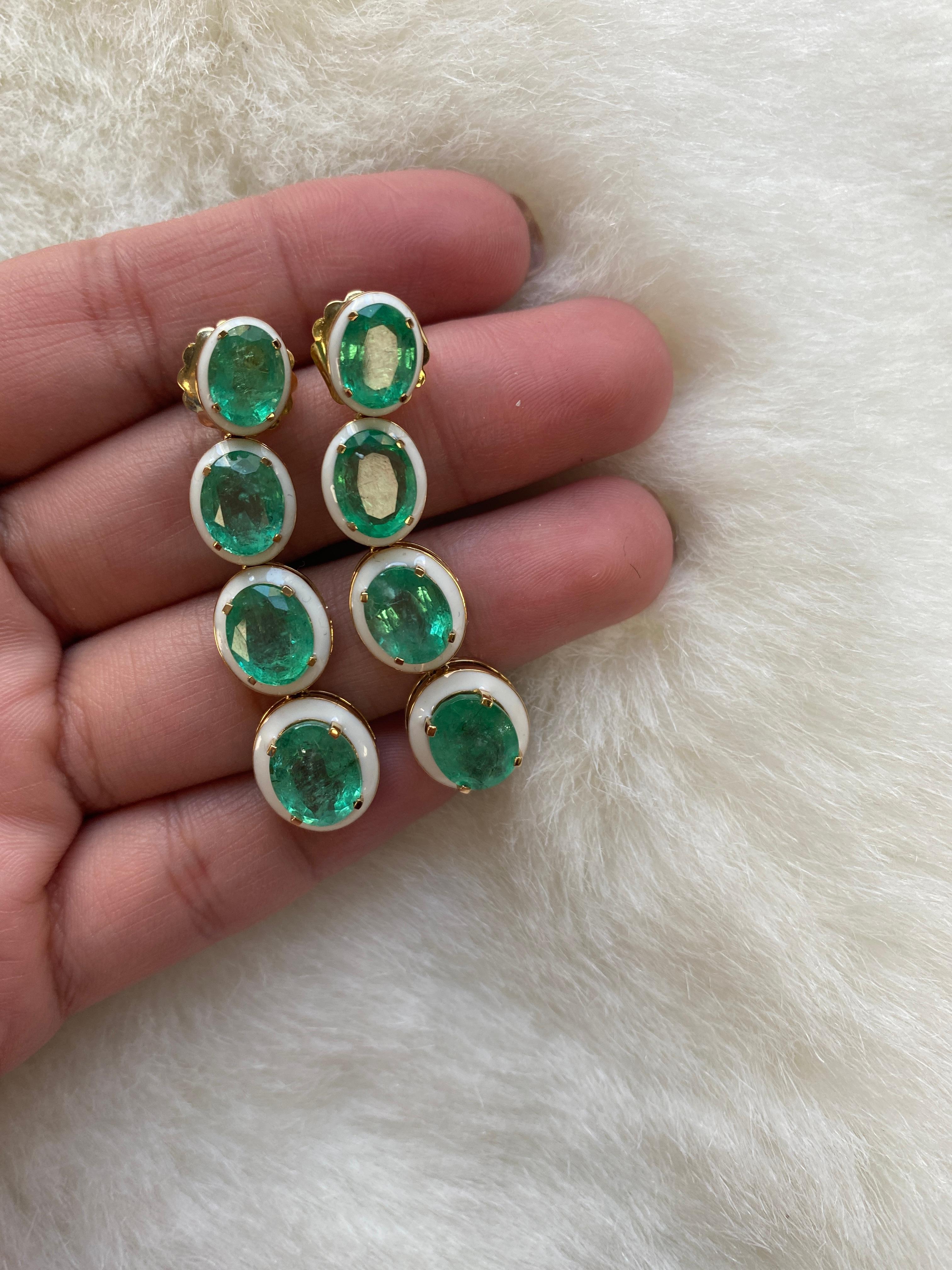 Diese einzigartigen langen Smaragd-Ohrringe mit 4 Steinen und weißer Emaille aus 18 Karat Gelbgold aus unserer 'G-One' Collection sind ein besonderes Stück für Ihre persönliche Collection. Die Kombination aus Emaille und Smaragd steht für Macht,