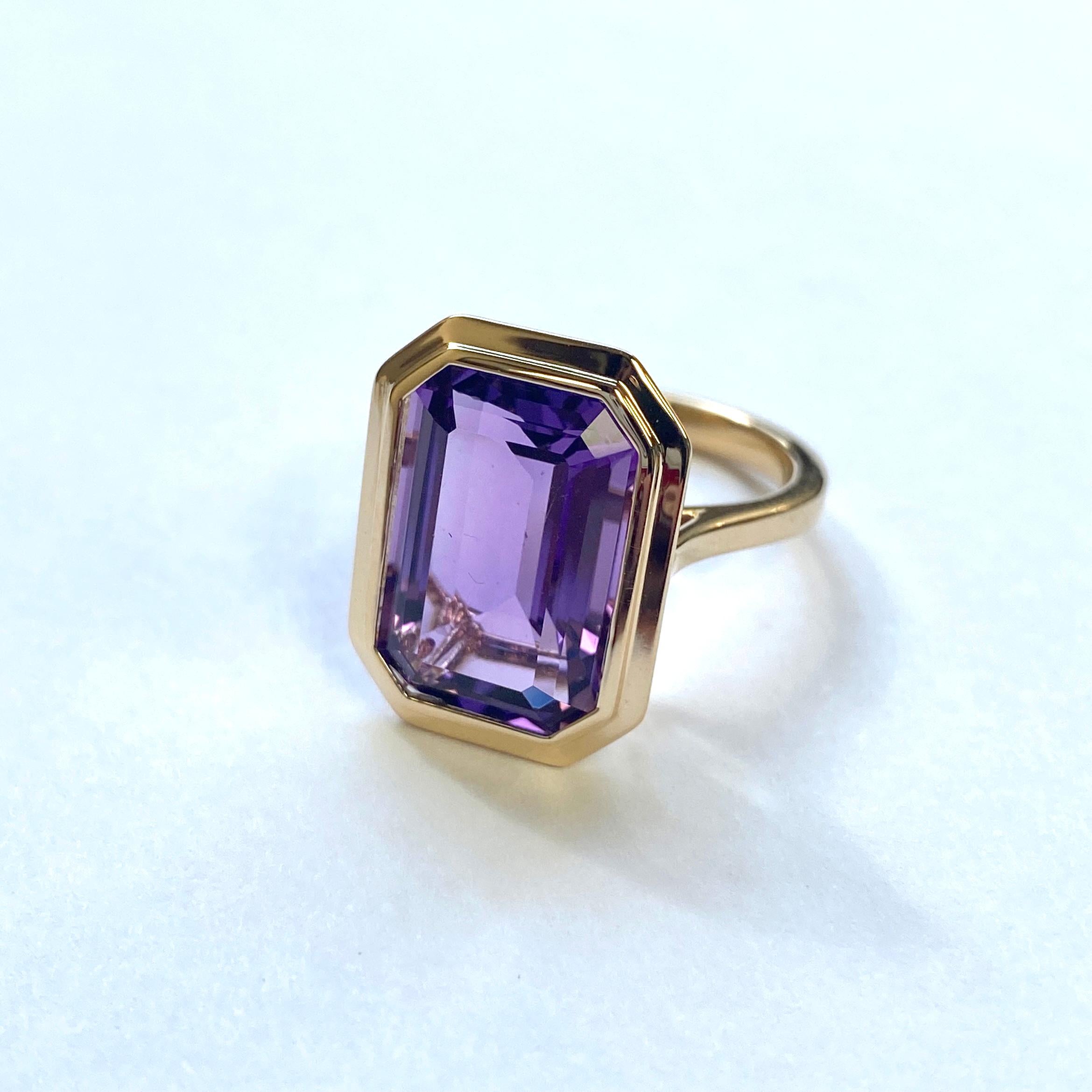 Contemporaneo Anello Goshwara con ametista taglio smeraldo con castone in vendita