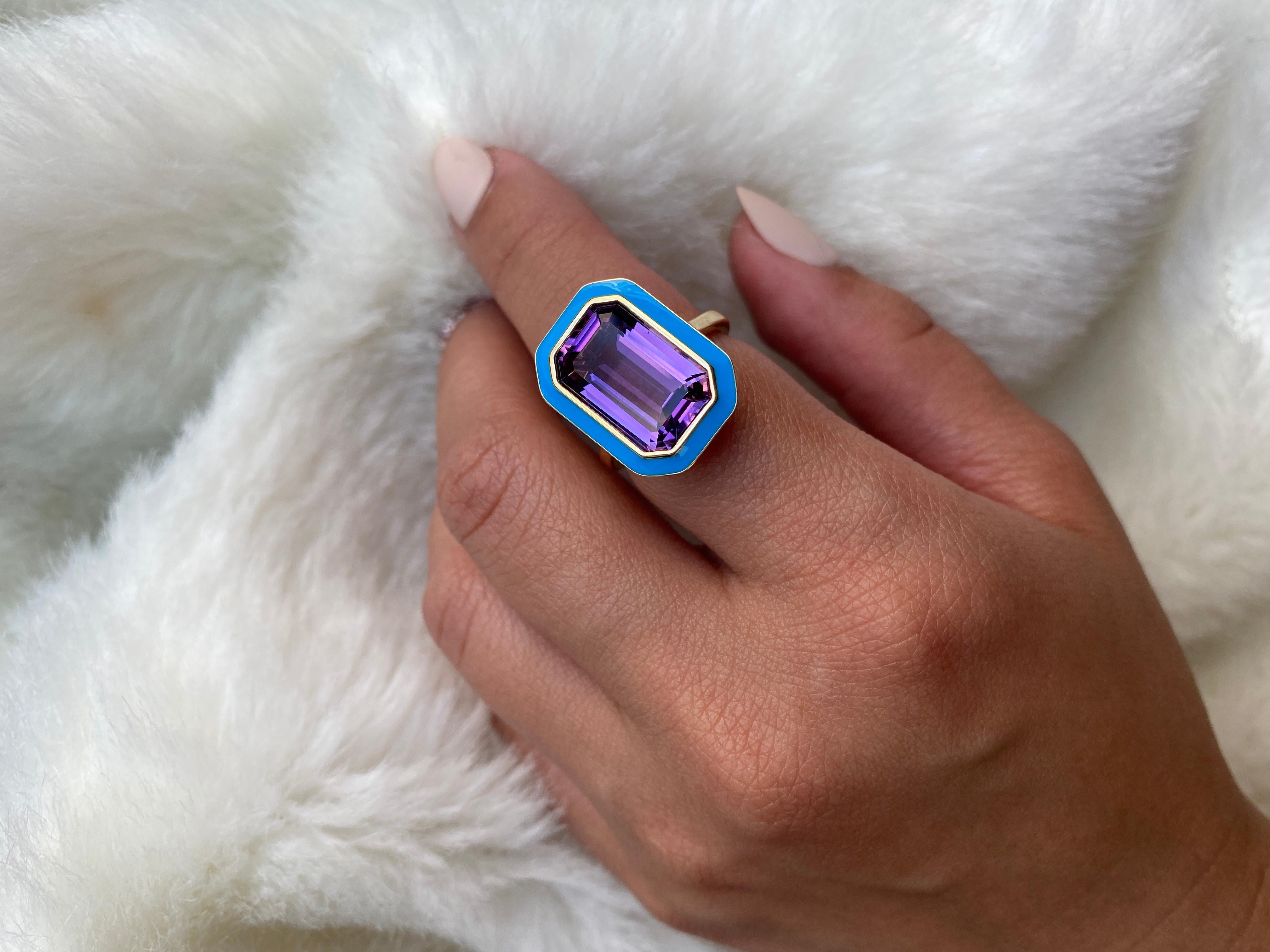 Taille émeraude Goshwara Amethyst Emerald Cut in a Bezel Setting Ring (Améthyste taillée en émeraude et sertie dans un chaton) en vente