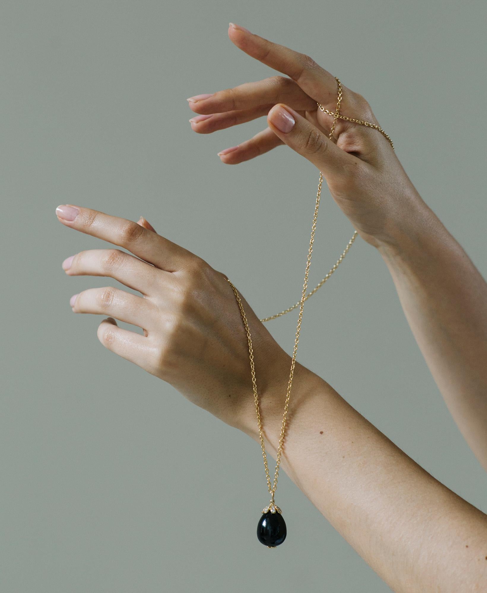 Dieser große Anhänger mit schwarzem Spinell und Diamanten aus 18 Karat Gelbgold ist ein atemberaubendes Schmuckstück aus der 'Naughty' Collection. Der große schwarze Spinell ist in 18-karätigem Gelbgold gefasst und mit einer Gruppe von Diamanten an