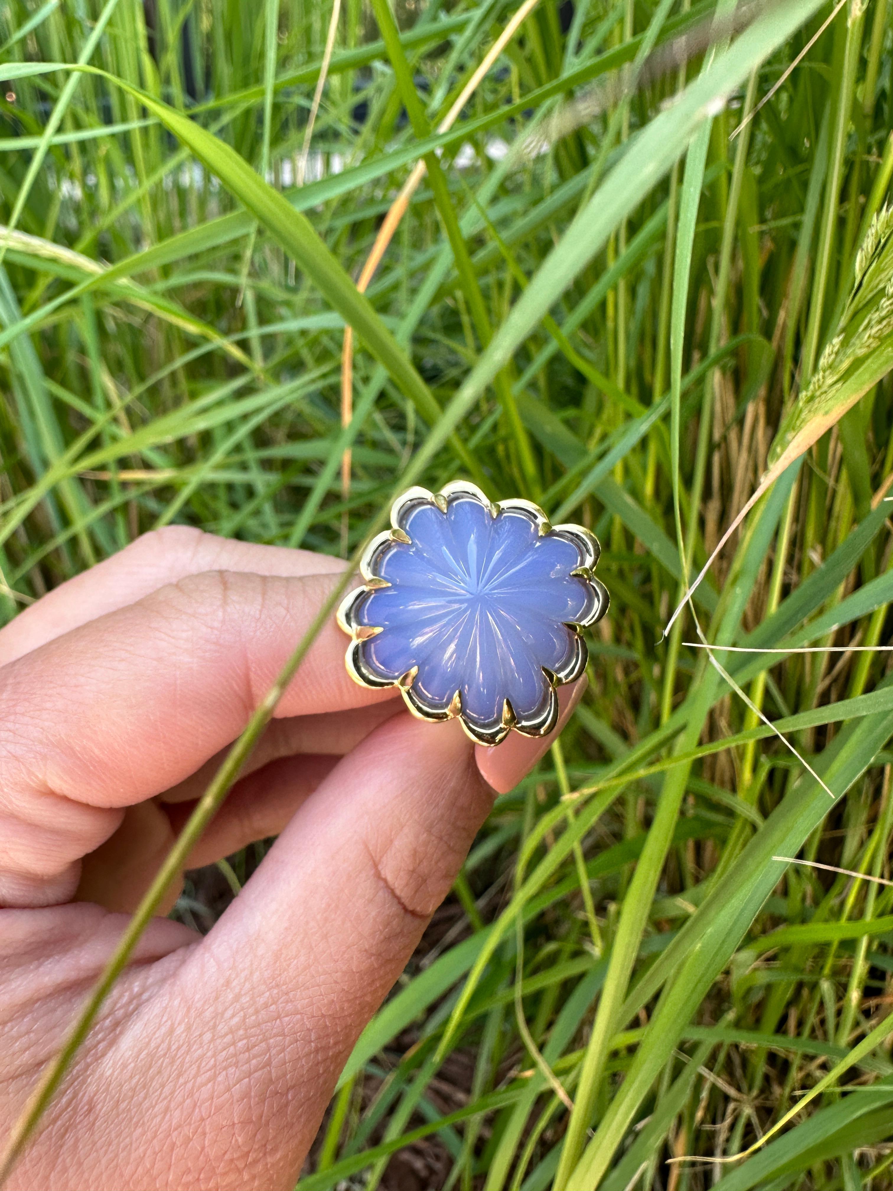 Dieser blaue Chalcedonring in Form einer quadratischen Blume aus der 'G-One' Collection ist ein elegantes und raffiniertes Stück. Er ist aus 18 Karat Gelbgold gefertigt und besteht aus einem leuchtend blauen Chalzedon in quadratischer Form, der mit