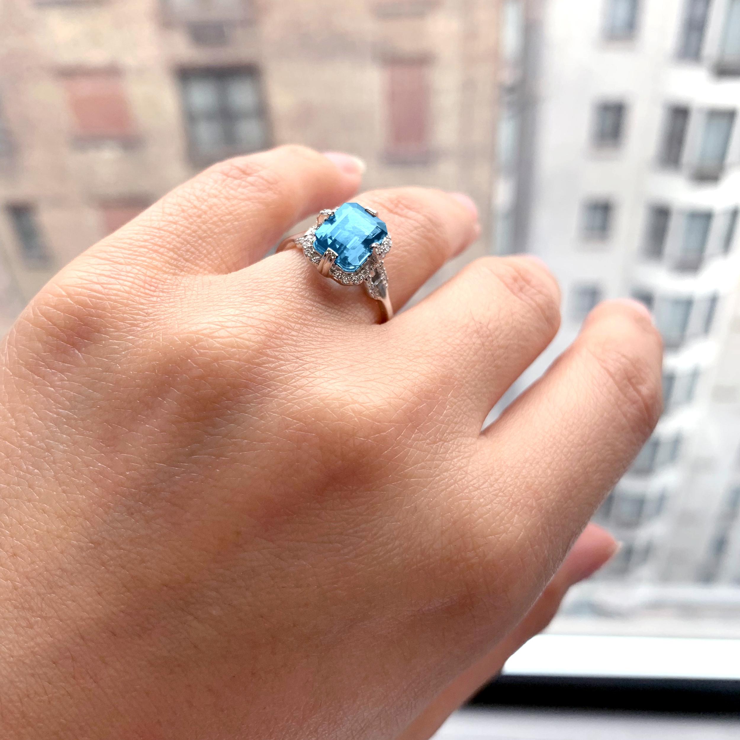 Ring mit blauem Topas im Smaragdschliff und Diamanten vonshwara im Zustand „Neu“ im Angebot in New York, NY