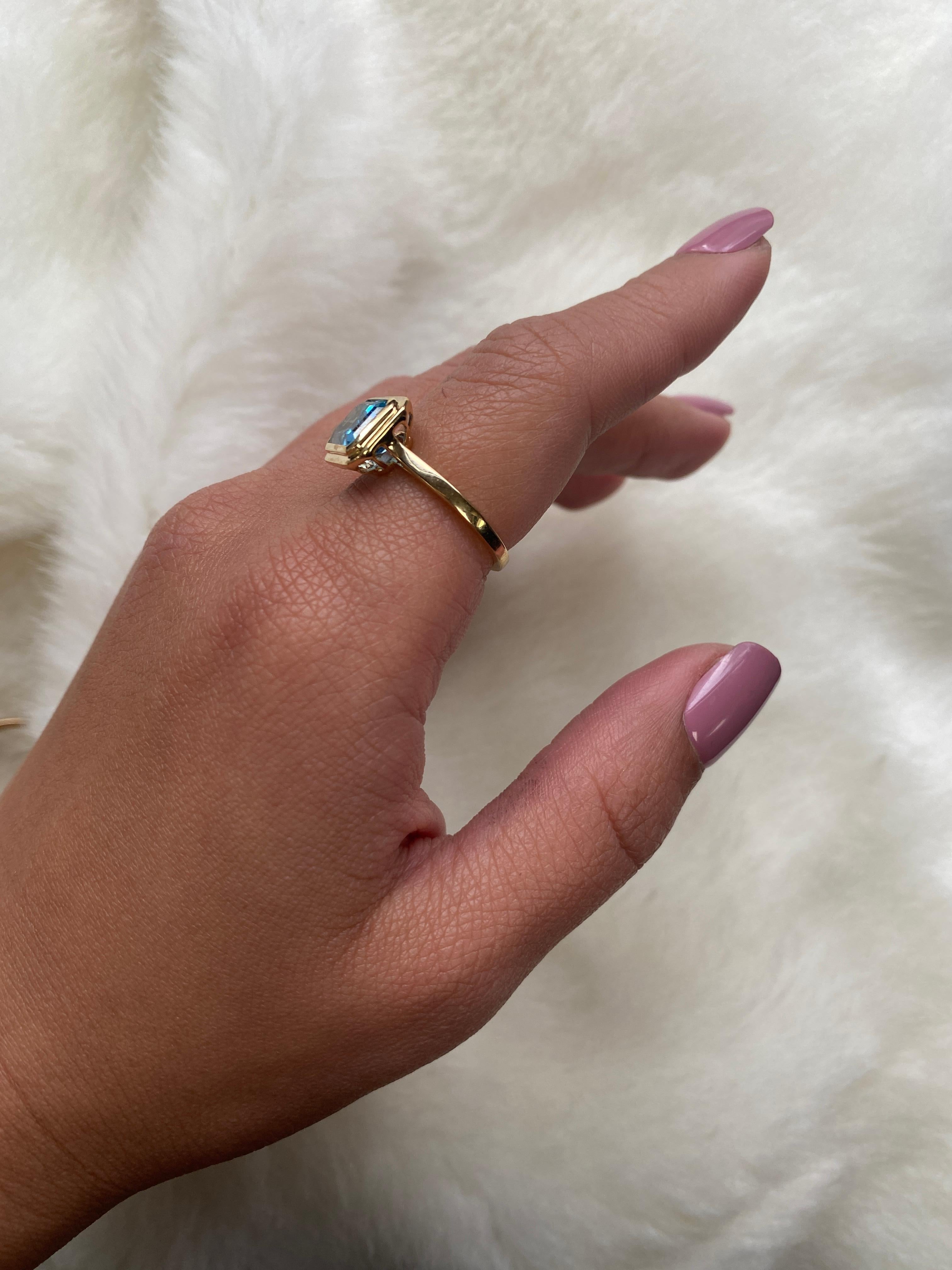 Goshwara Blauer Topas Smaragdschliff Lünette gefasster Ring (Zeitgenössisch) im Angebot