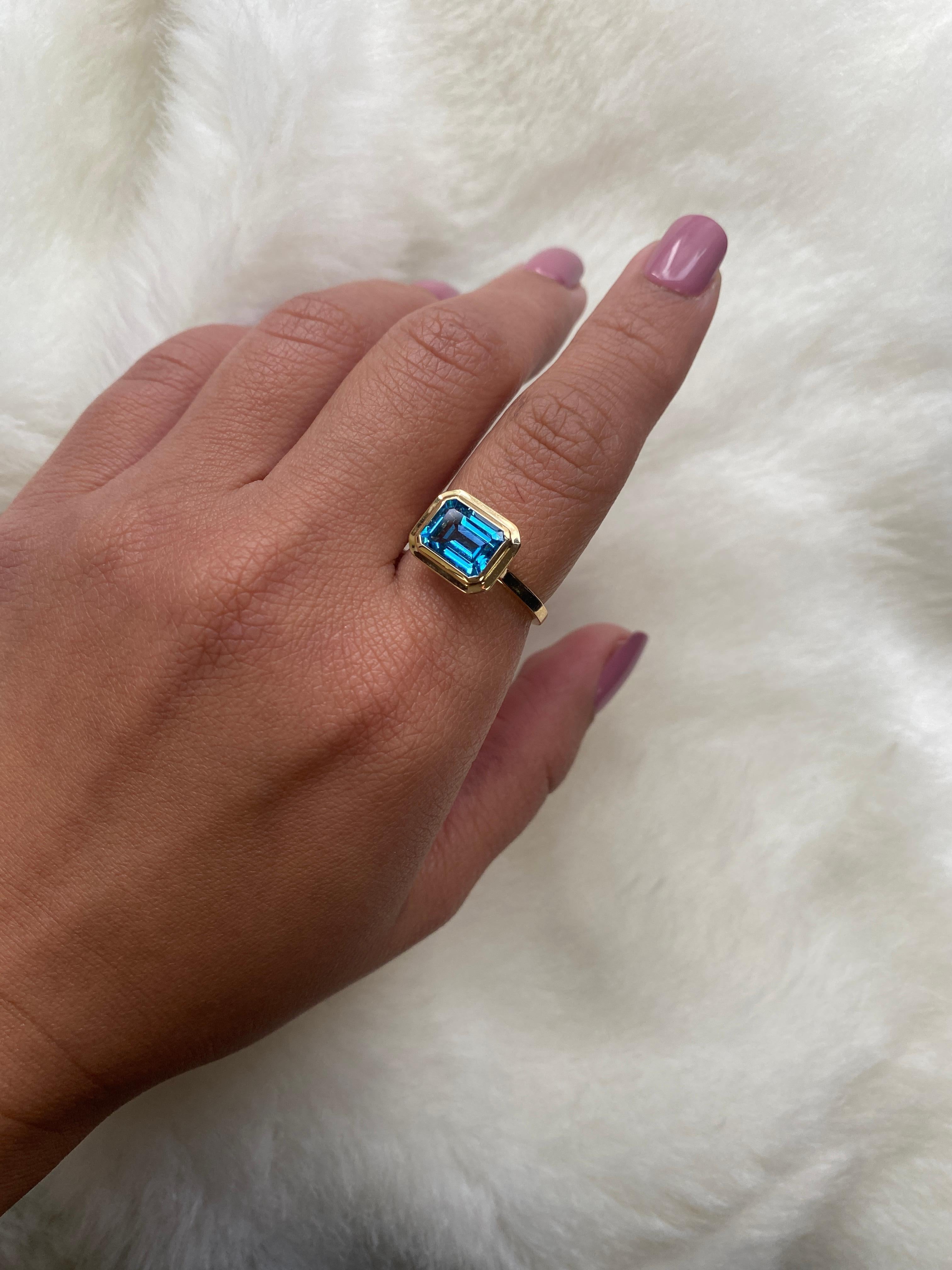 Goshwara Blauer Topas Smaragdschliff Lünette gefasster Ring im Zustand „Neu“ im Angebot in New York, NY