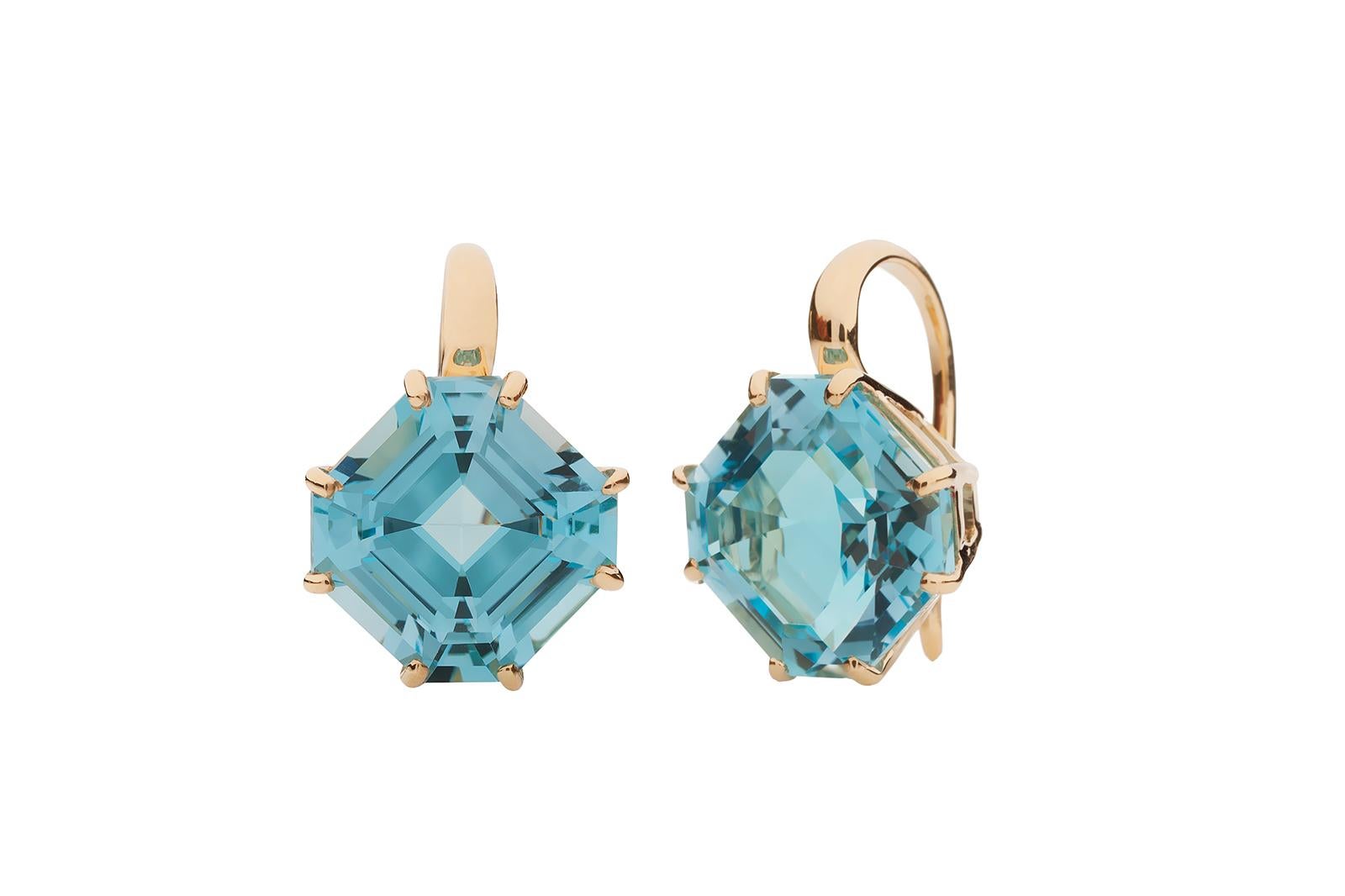 Boucles d'oreilles en or jaune 18K avec Topaze Bleue, taille émeraude carrée sur fil de fer français de la Collection 'Gossip'.

Taille de la pierre : 12 x 12 mm