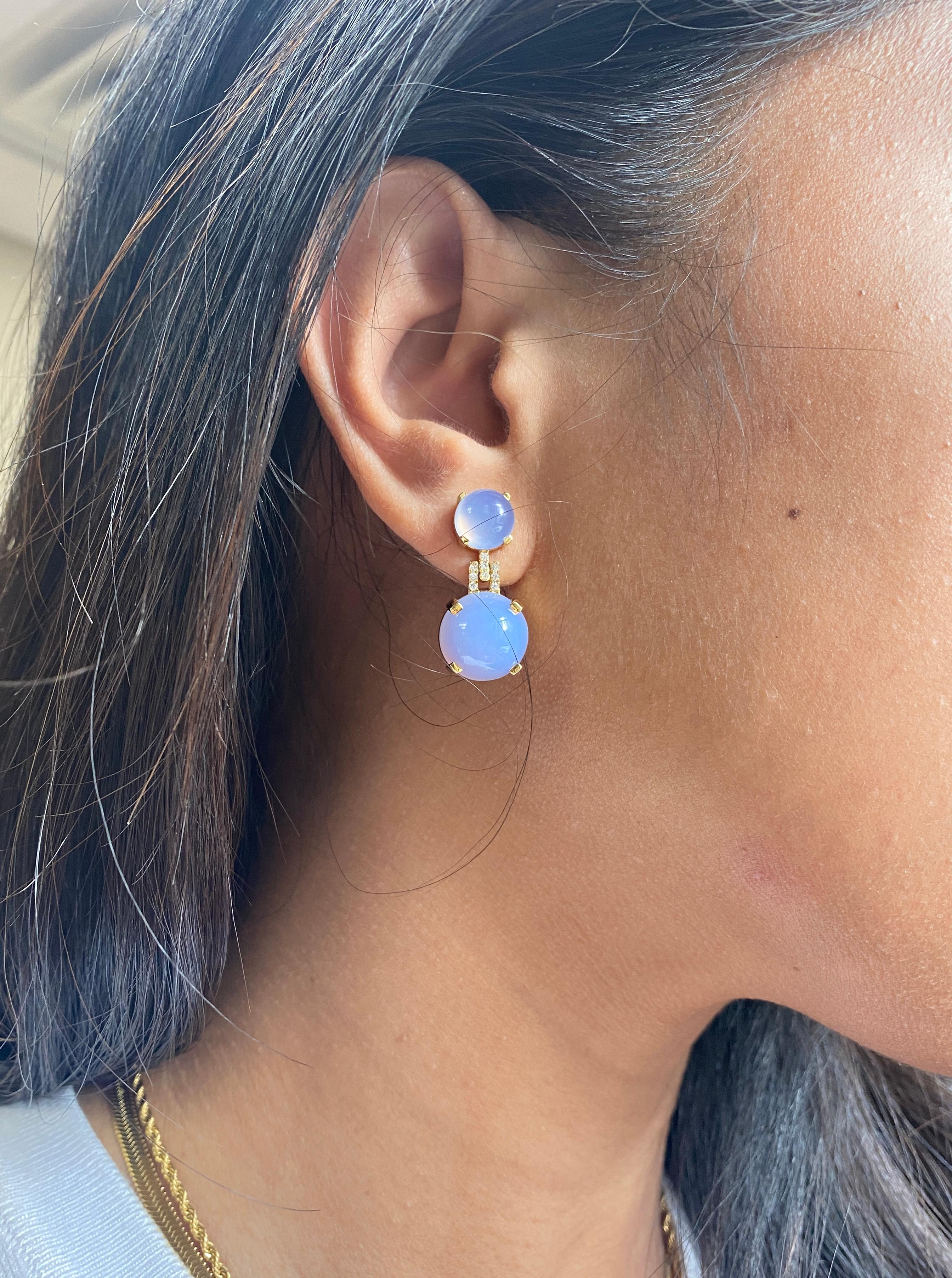 Boucles d'oreilles Goshwara en calcédoine bleue cabochon et diamants 1