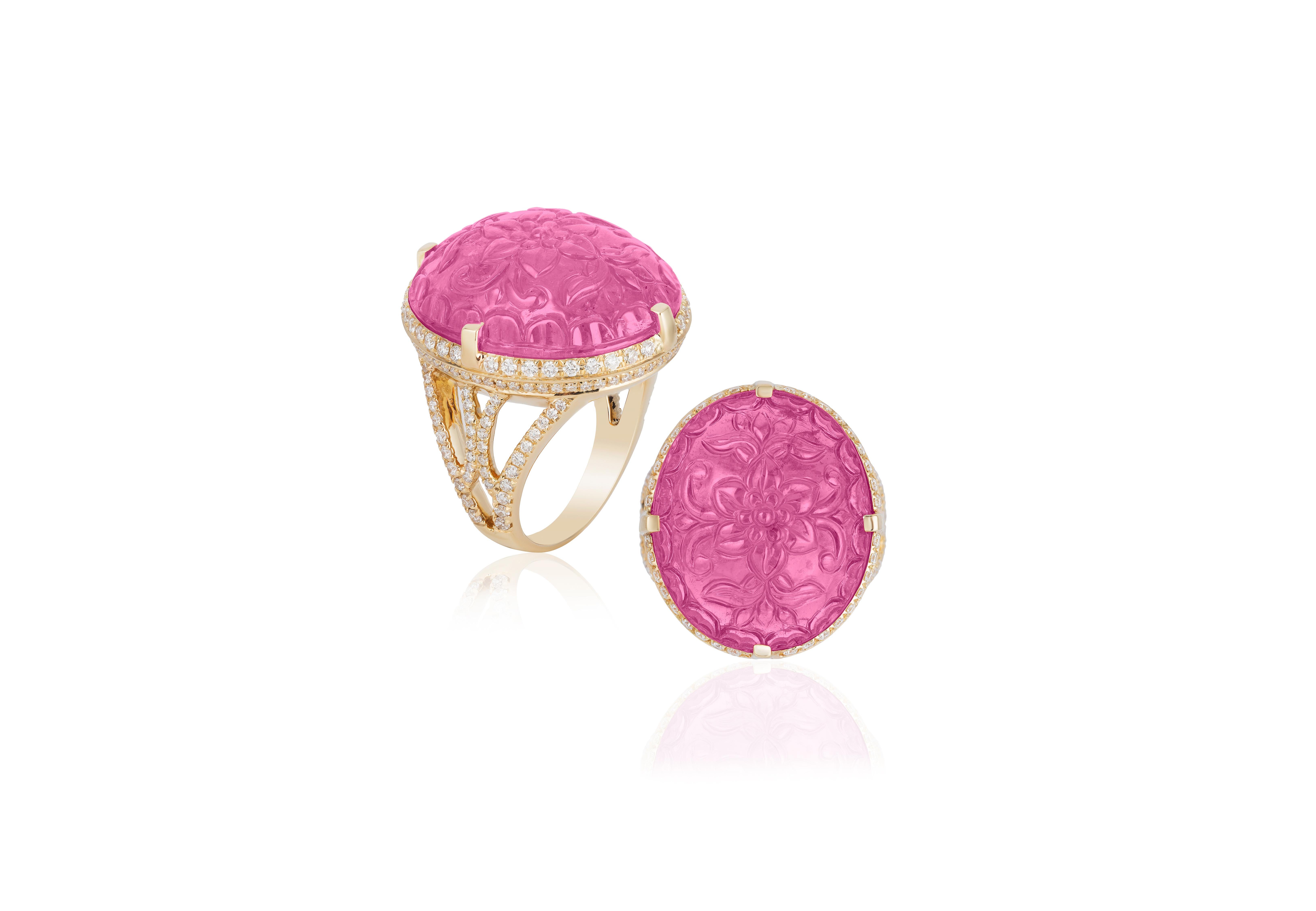 Dies ist ein einzigartiges Carved Pink Turmalin Oval Form Ring in 18K Gelbgold, von 