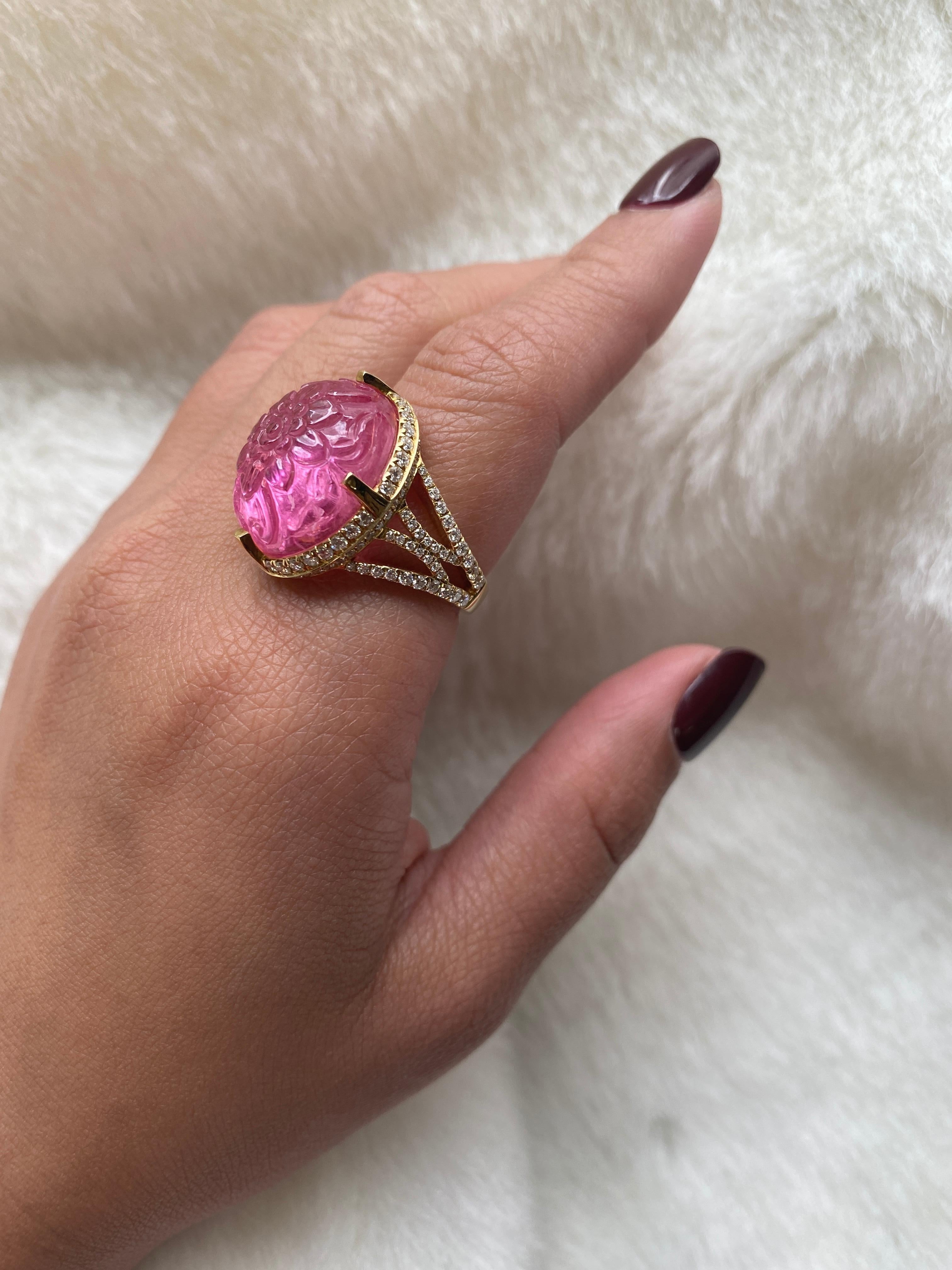 Ring aus geschnitztem rosa Turmalin in ovaler Form mit Diamanten vonshwara (Ovalschliff) im Angebot