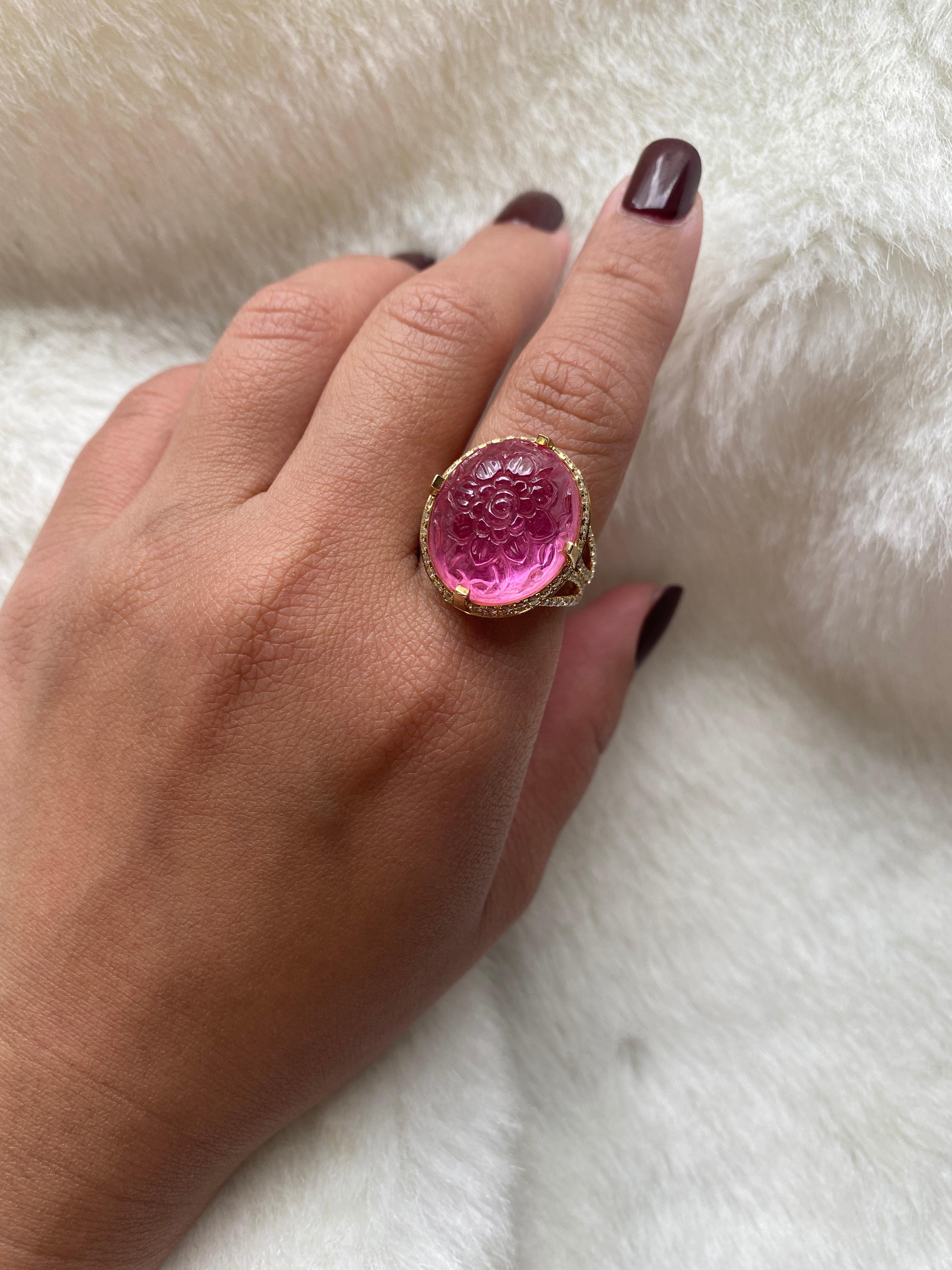 Ring aus geschnitztem rosa Turmalin in ovaler Form mit Diamanten vonshwara im Zustand „Neu“ im Angebot in New York, NY