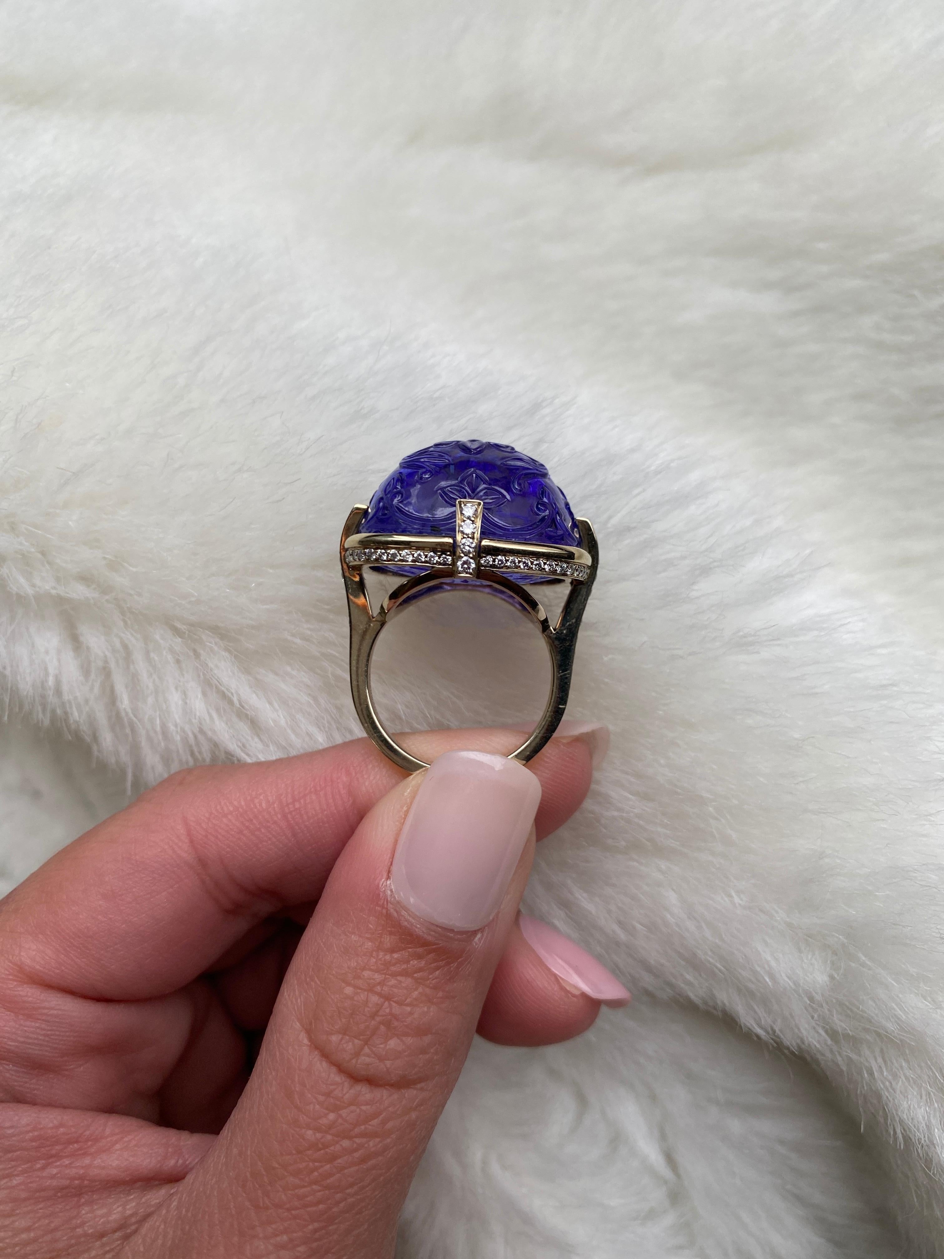Goshwara Carved Sugarloaf Tanzanite and Diamond Ring In New Condition For Sale In New York, NY
