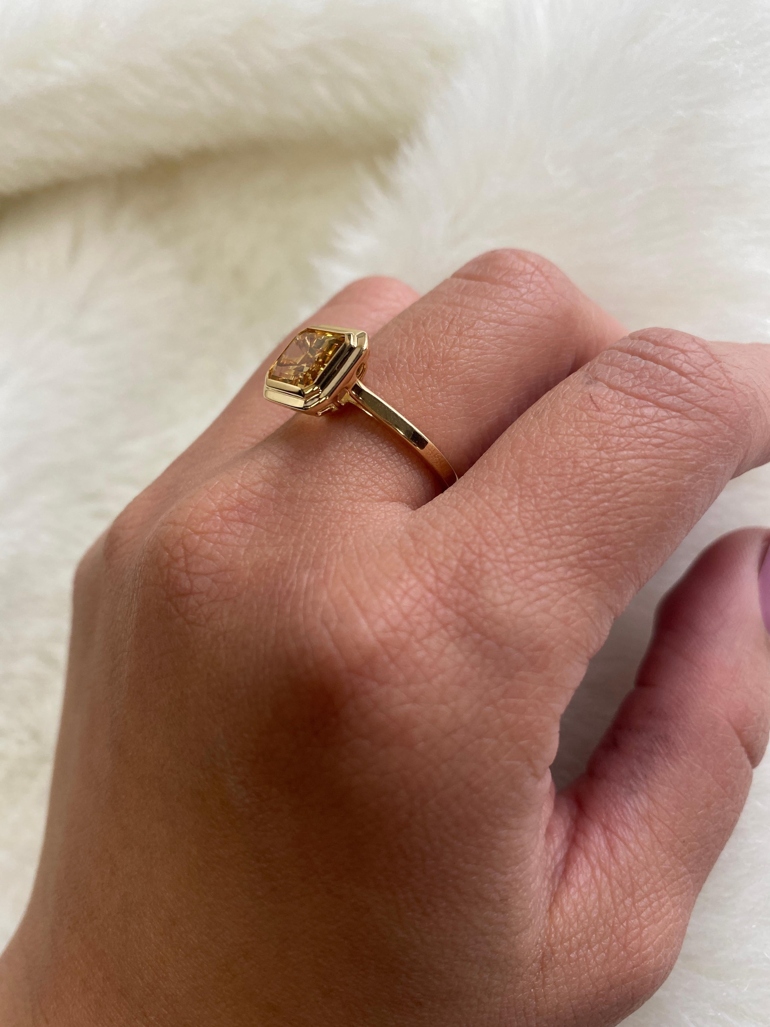 Goshwara Citrin-Ring mit Smaragdschliff-Lünette und Lünette im Zustand „Neu“ im Angebot in New York, NY
