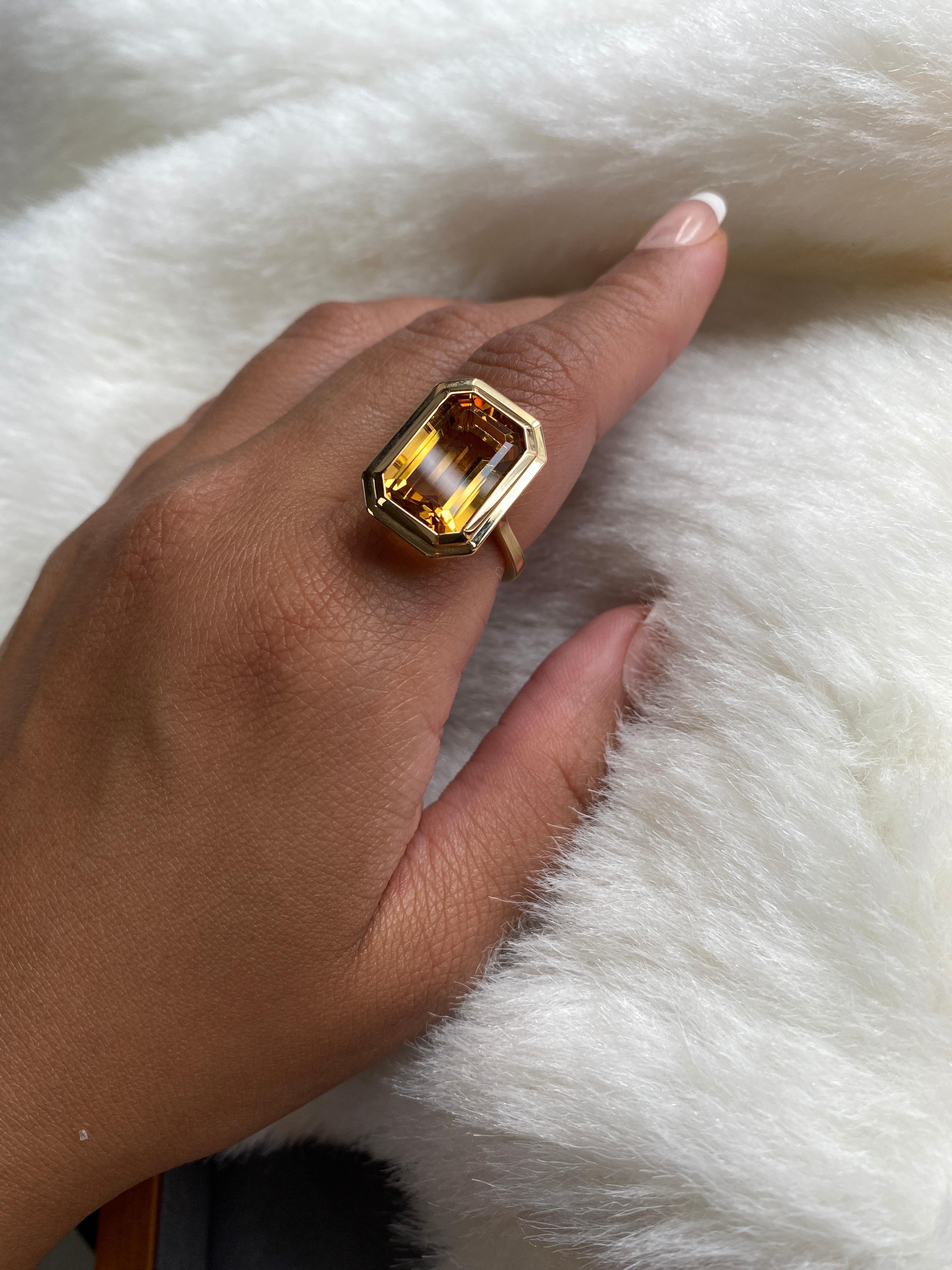 Goshwara Citrin-Ring mit Smaragdschliff-Lünette und Lünette im Zustand „Neu“ im Angebot in New York, NY