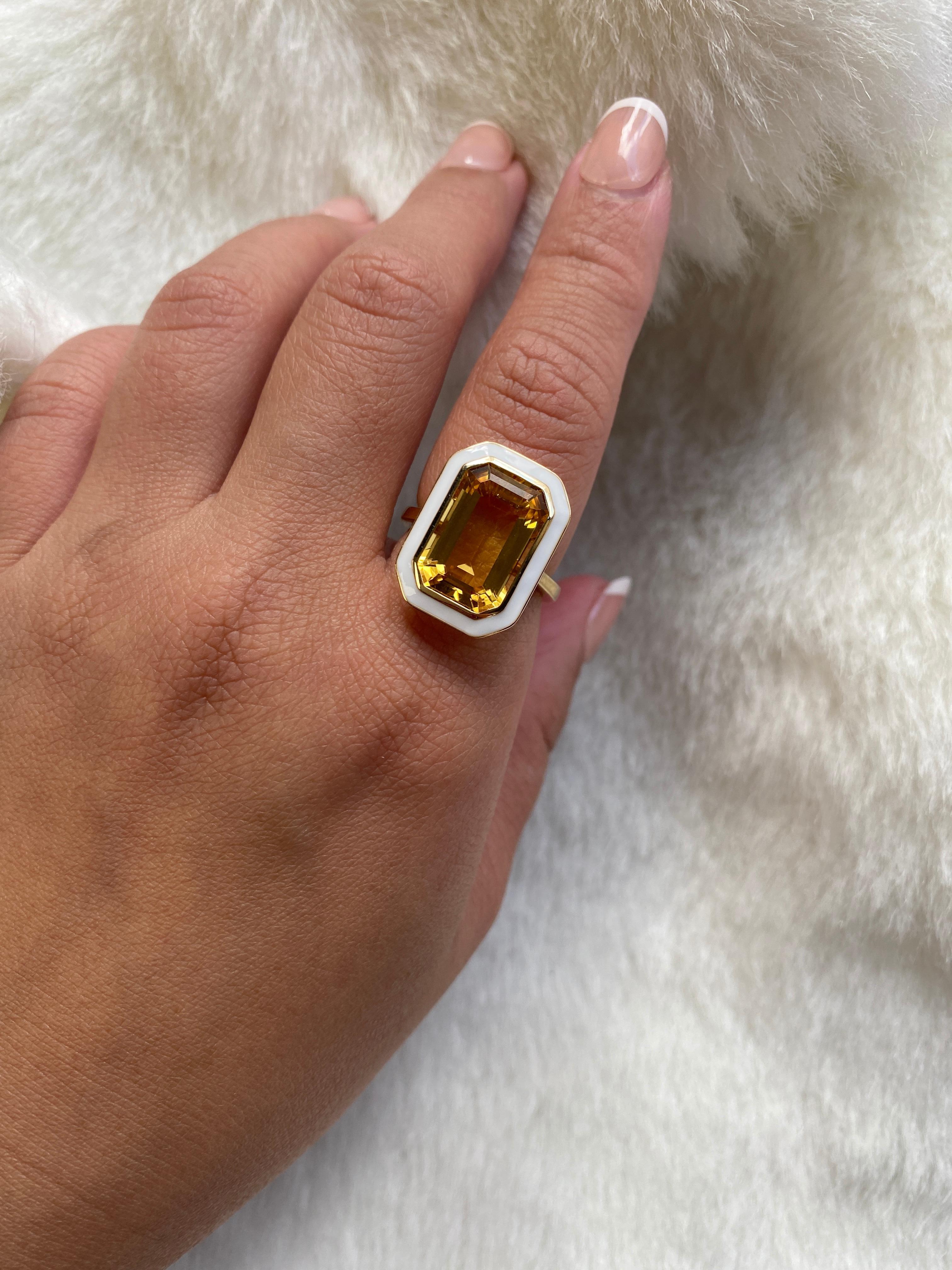 Ring mit weißer Emaille und Citrin im Smaragdschliff vonshwara im Zustand „Neu“ in New York, NY