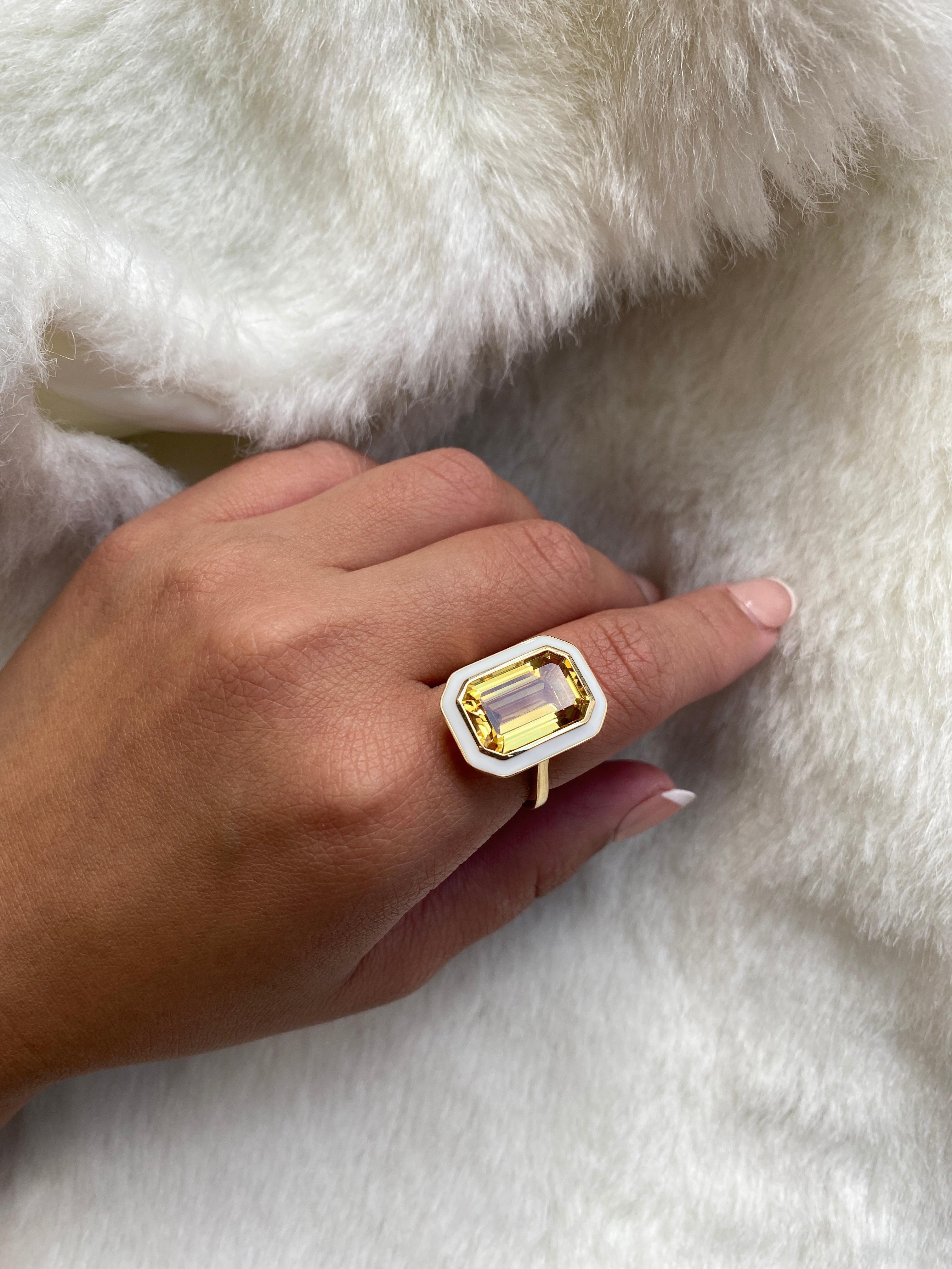 Ring mit weißer Emaille und Citrin im Smaragdschliff vonshwara Damen