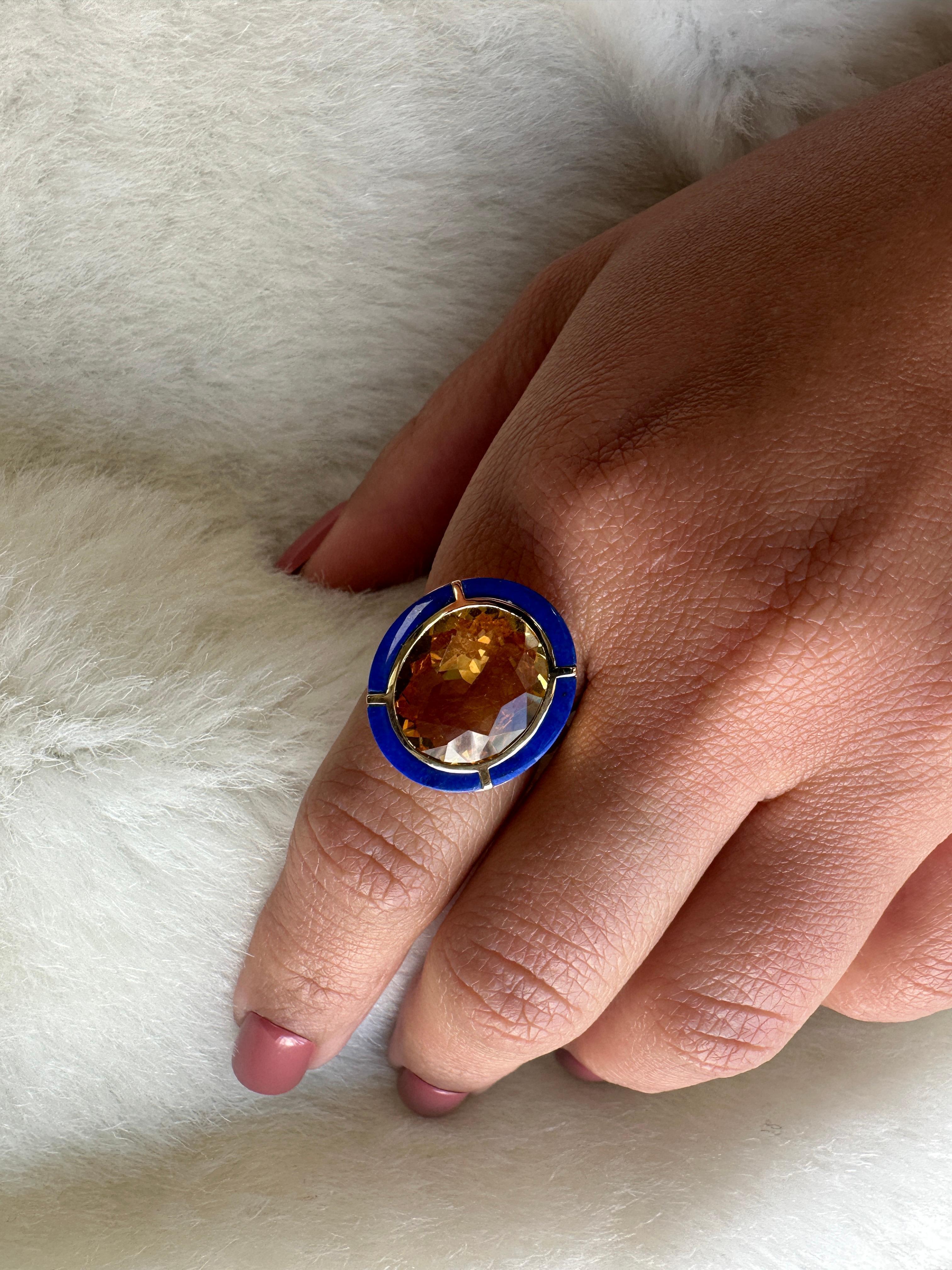 La bague ovale en or jaune 18 carats Citrine et Lapis Lazuli est un magnifique bijou de la Collection 'Melange'. La bague est ornée d'une belle citrine ovale sertie au centre, entourée d'un halo de pierres en lapis-lazuli bleu foncé. Le bracelet en