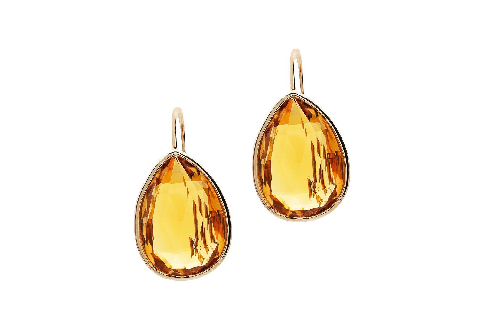 Boucles d'oreilles Briolette en forme de poire en citrine sur fil en or jaune 18 carats, de la collection 'Gossip'

Taille de la pierre : 10 x 14 mm 

Poids approx. de la pierre Citrine - 10.18 Carats