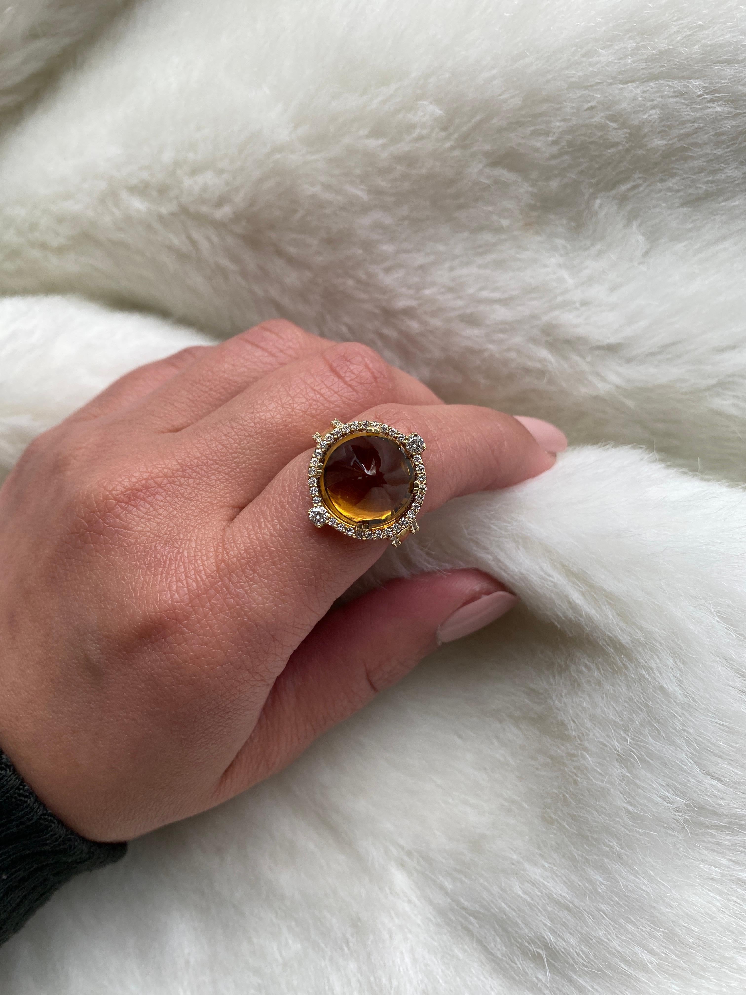 Ring mit Zitrin, Zuckerblatt und Diamanten vonshwara (Kegel-Cabochon)
