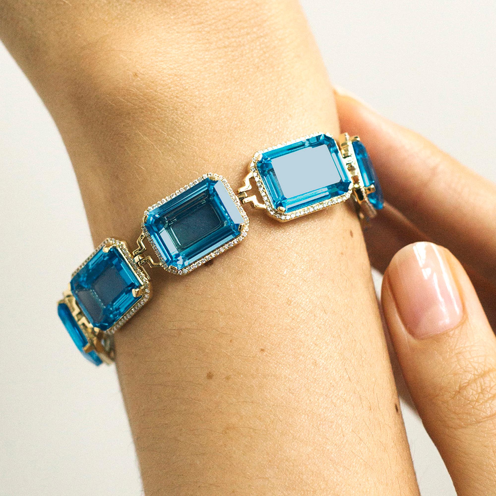 Das London Blue Topaz Emerald Cut Armband aus der 'Gossip' Collection'S strahlt Eleganz und Raffinesse aus. Er ist aus 18-karätigem Gelbgold gefertigt und verfügt über faszinierende London Blue Topaz-Edelsteine im Smaragdschliff, die einen tiefen,