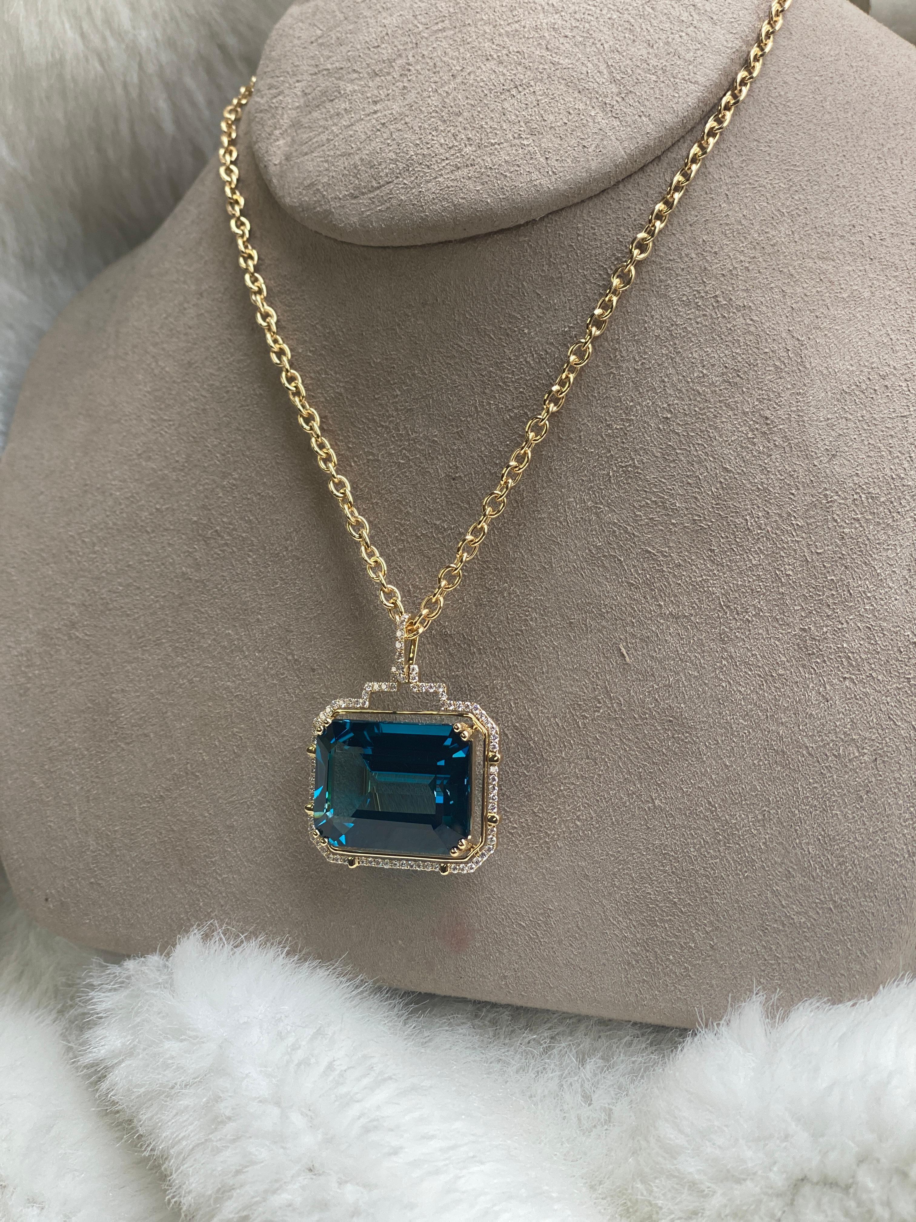 Pendentif Goshwara en topaze bleue taille émeraude de Londres et diamants Neuf - En vente à New York, NY