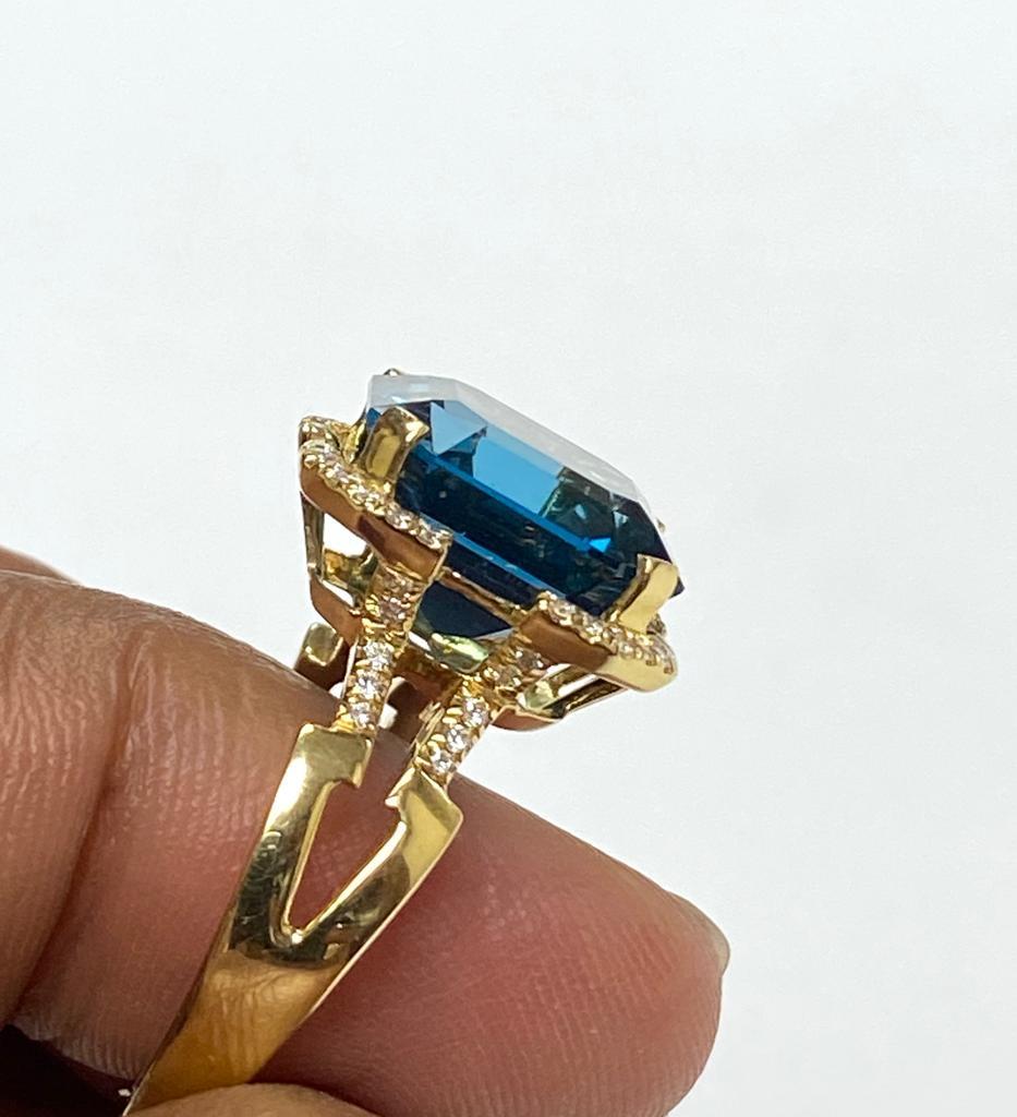 Goshwara Emerald Cut London Blue Topaz and Diamond Ring In New Condition For Sale In New York, NY