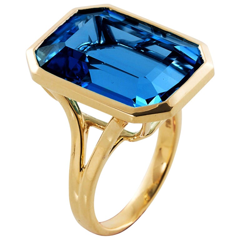 Goshwara Emerald Cut London Blue Topaz Ring For Sale at 1stDibs