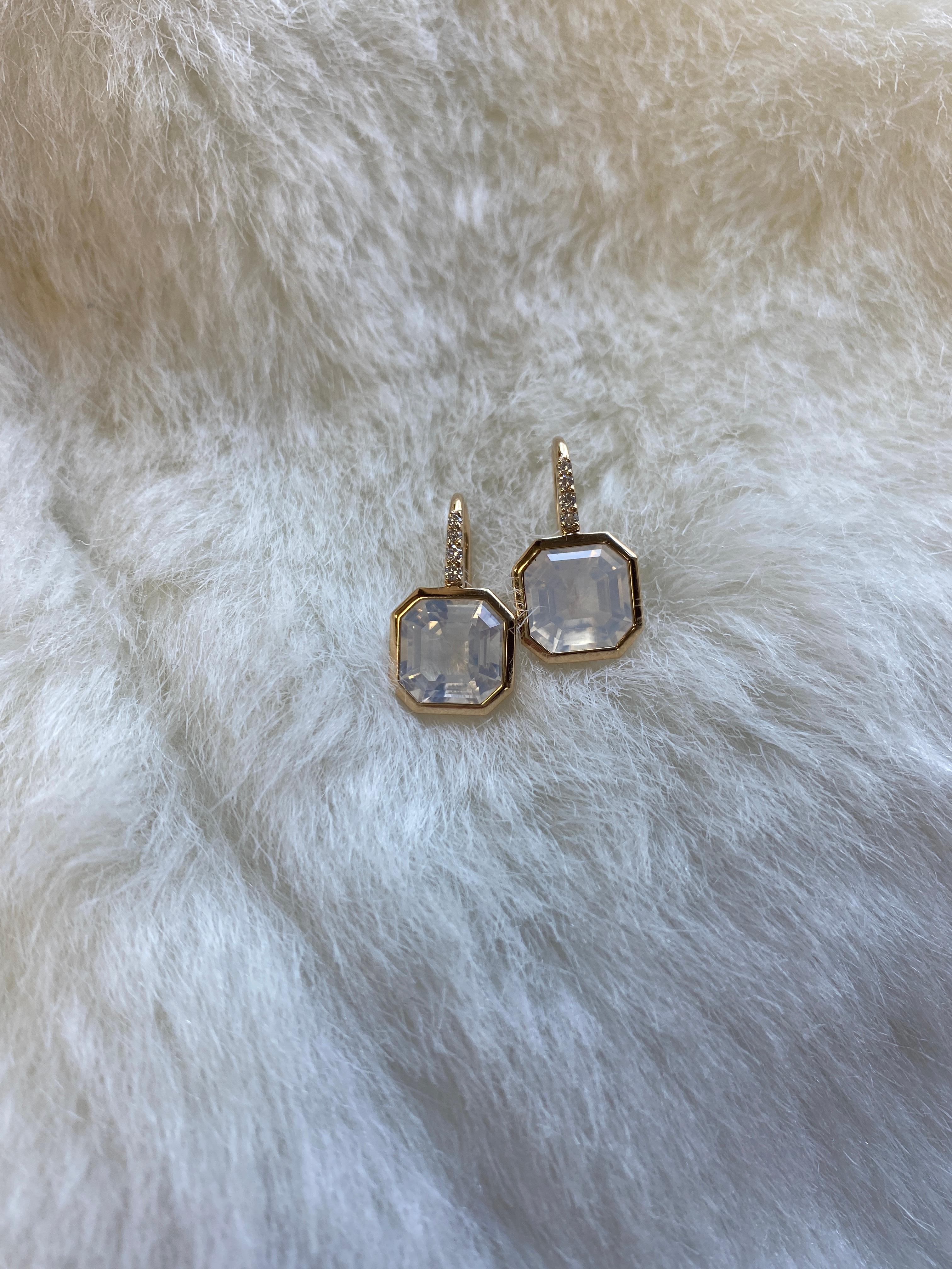 Contemporain Goshwara Boucles d'oreilles en quartz de lune taille émeraude sur fil métallique en vente