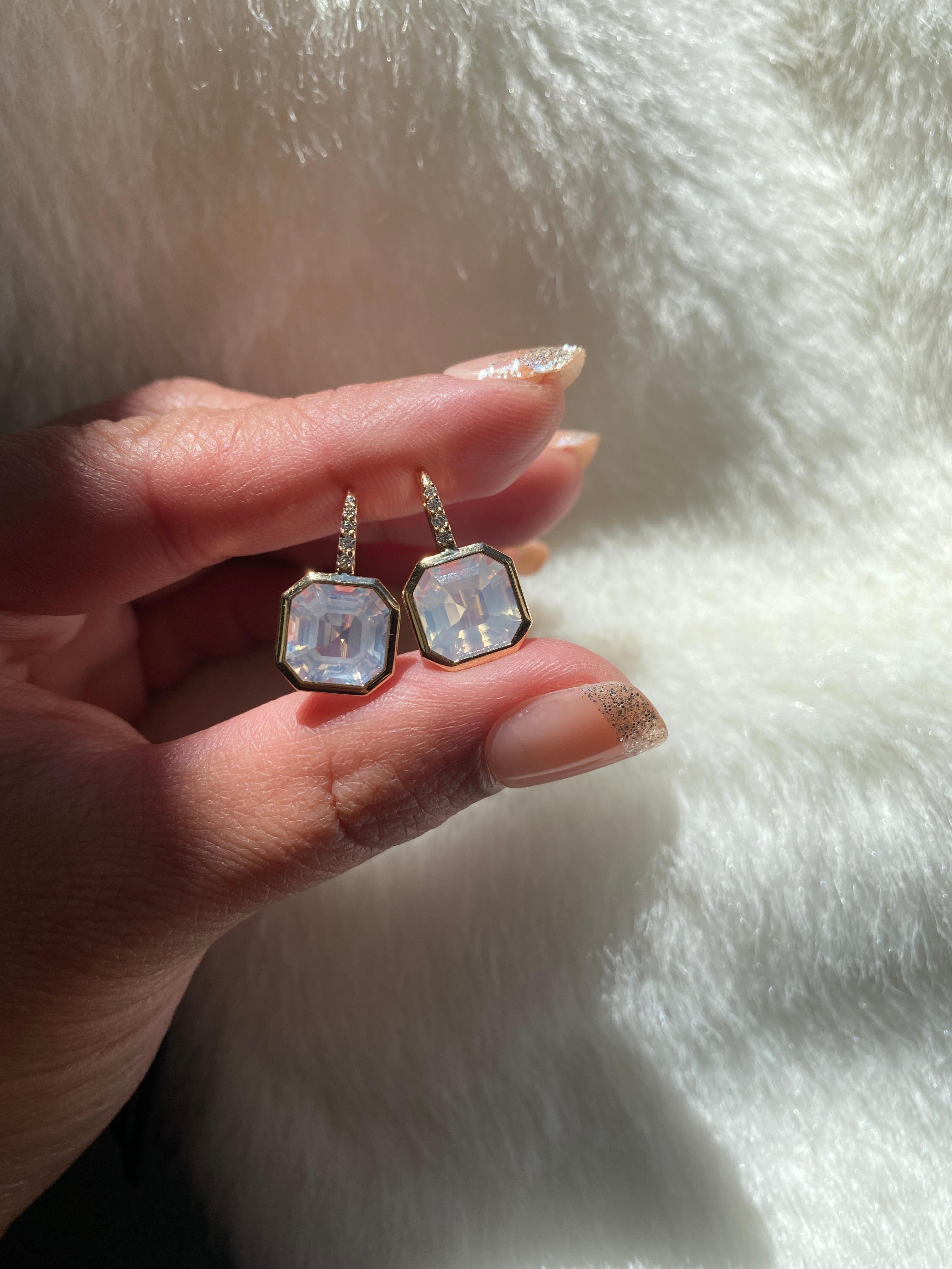Taille émeraude Goshwara Boucles d'oreilles en quartz de lune taille émeraude sur fil métallique en vente