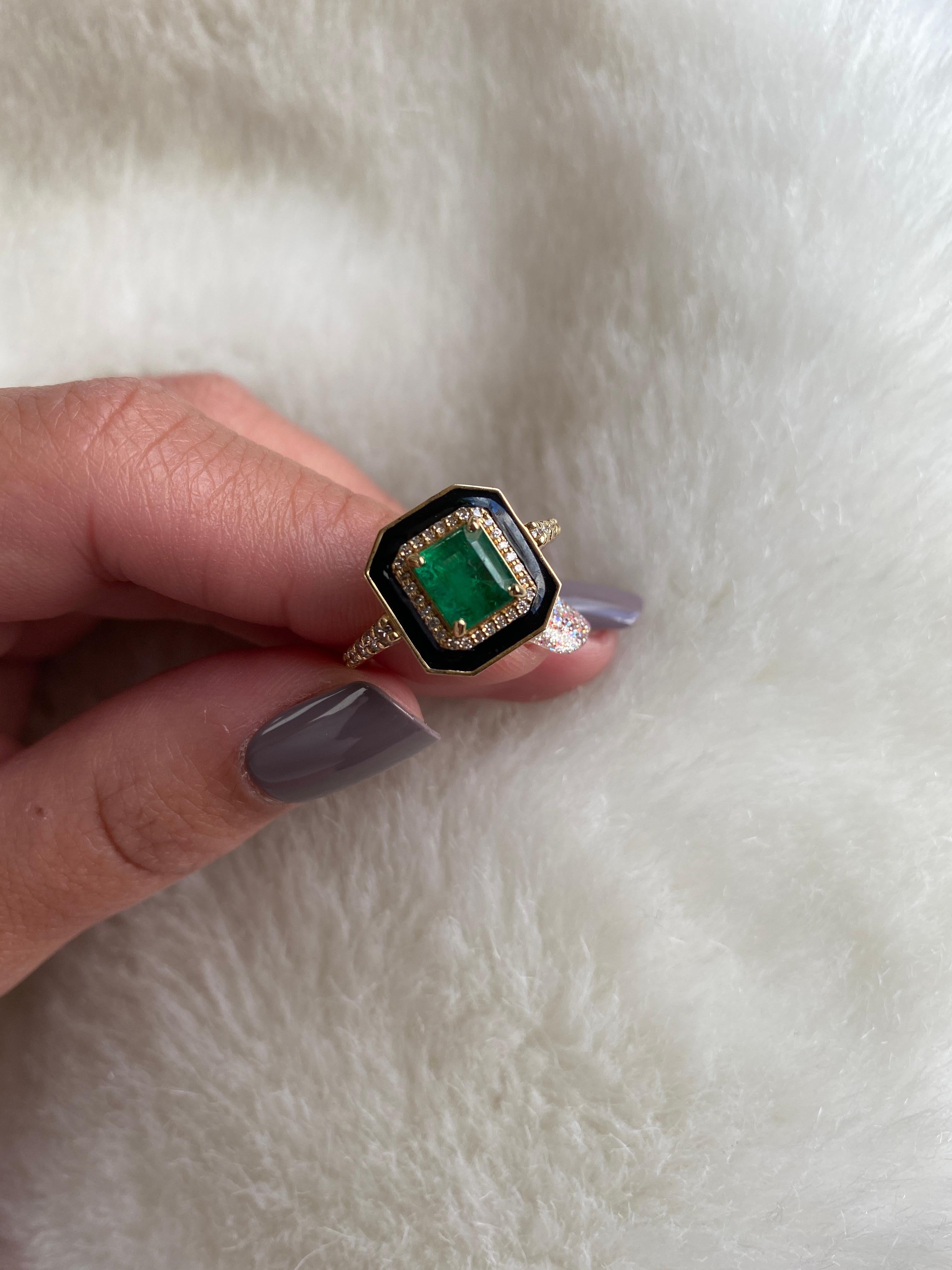 Smaragdring mit Diamanten und schwarzer Emaille aus 18 Karat Gelbgold, aus der Kollektion 'G-One'. Unsere G-One-Kollektion enthält unbestreitbar die speziellsten Stücke von Goshwara. Die begehrten Einzelstücke sprechen die einzigartige