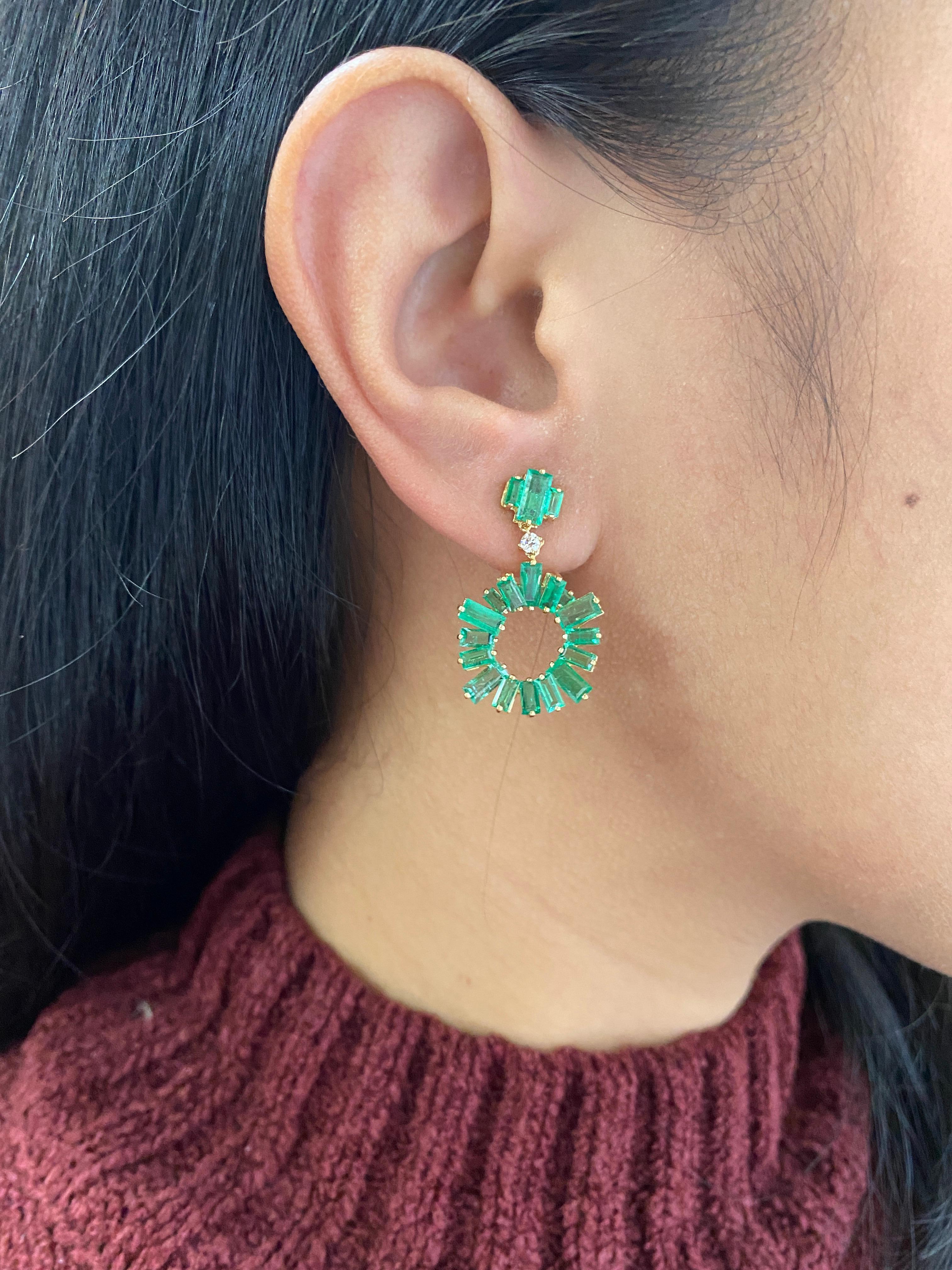 Contemporain Boucles d'oreilles Goshwara émeraudes fantaisie baguettes avec diamants en vente