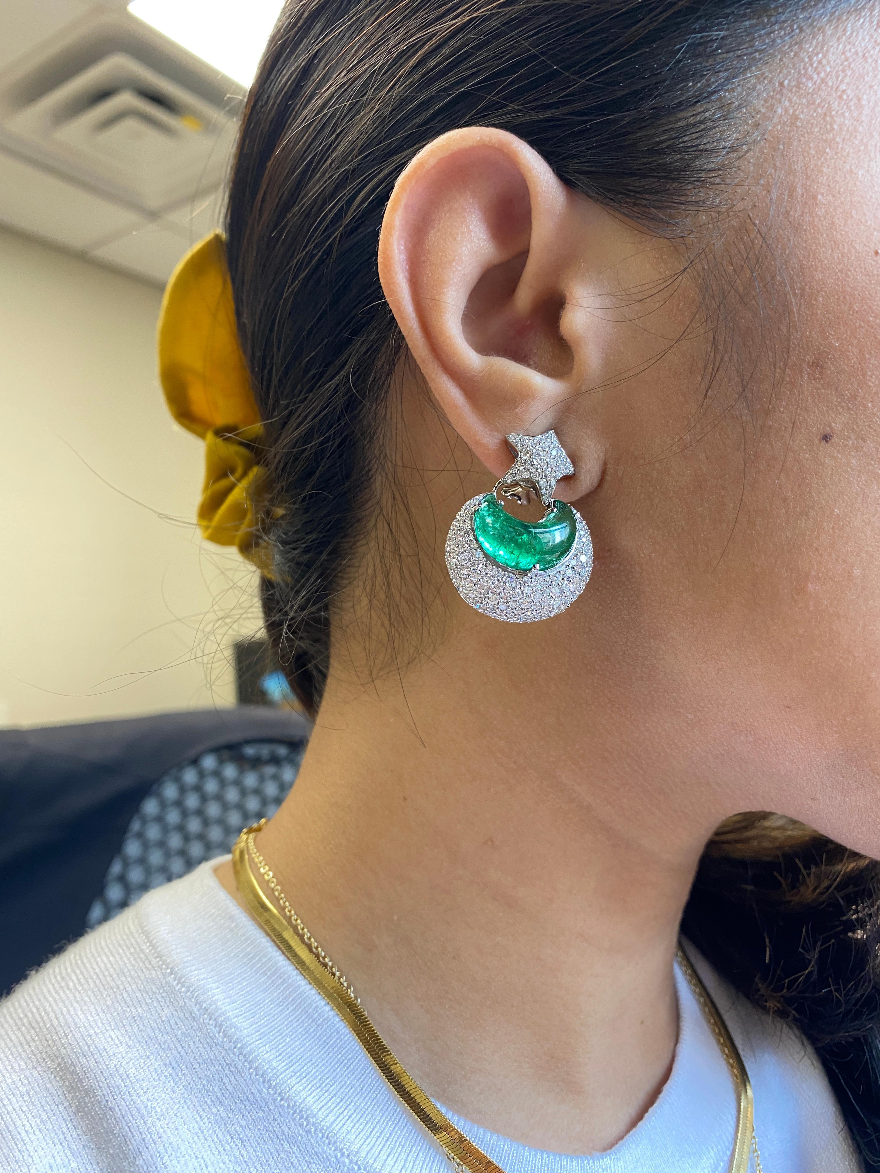 Goshwara Emerald Moon Shape and Diamond Earrings In New Condition For Sale In New York, NY