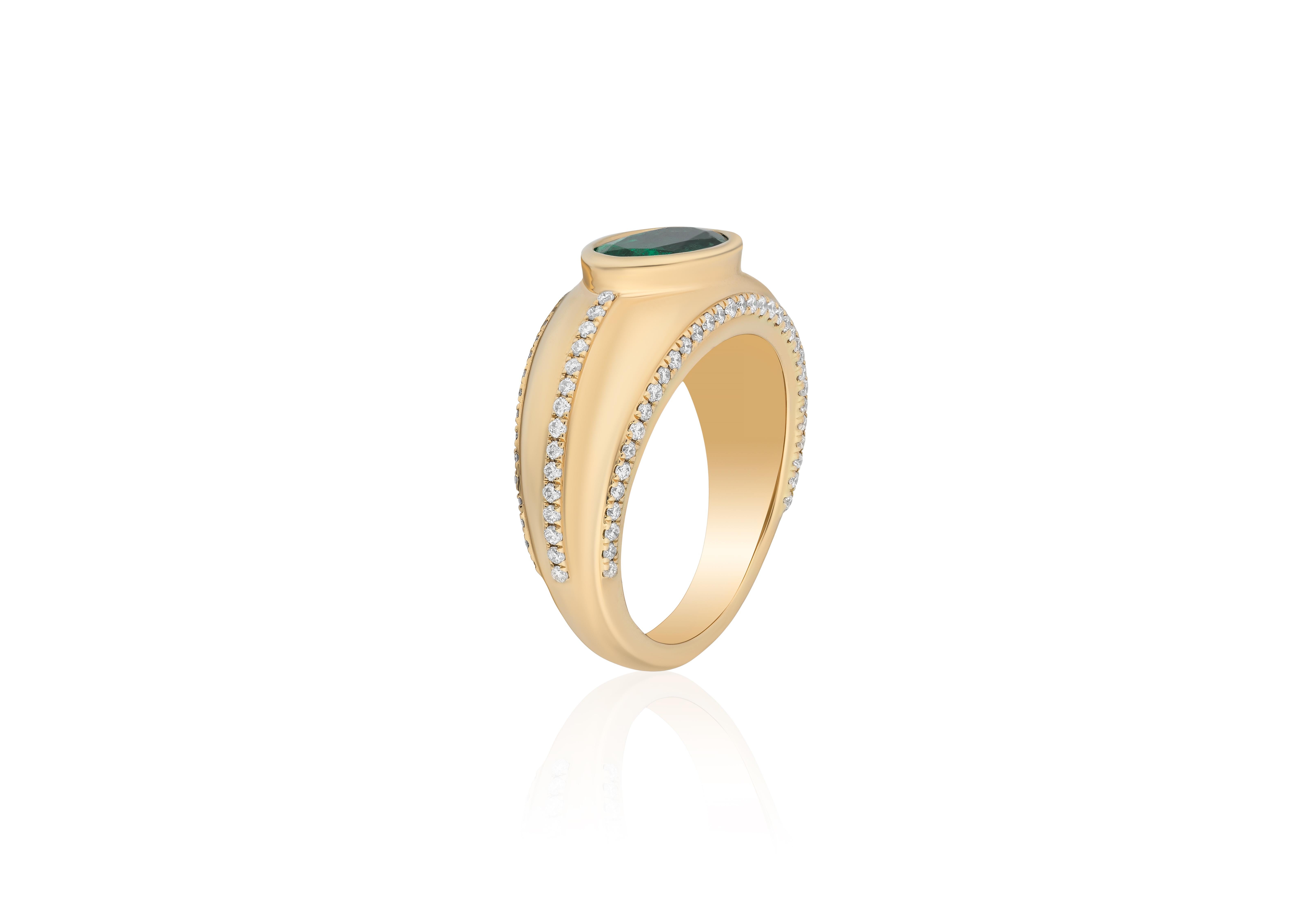 Cette bague Emerald Oval Cut Bezel Set avec diamant en or jaune 18 carats est un magnifique bijou de la Collection 'G-0ne'. Réalisée avec une attention exquise aux détails, cette bague met en valeur une magnifique émeraude de taille ovale,