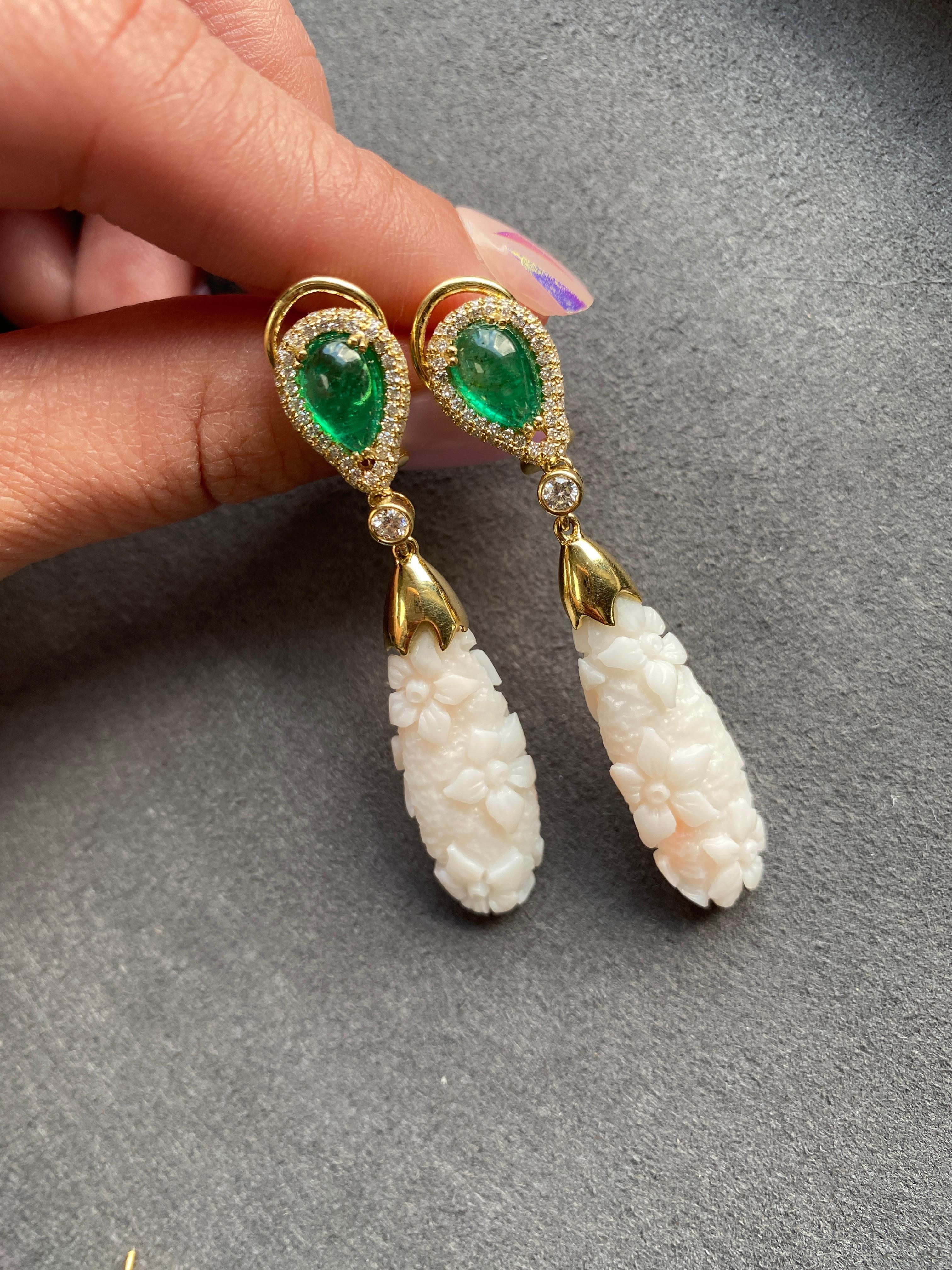 Goshwara Engraved White Coral Flower with Emerald and Diamond Earrings In New Condition For Sale In New York, NY