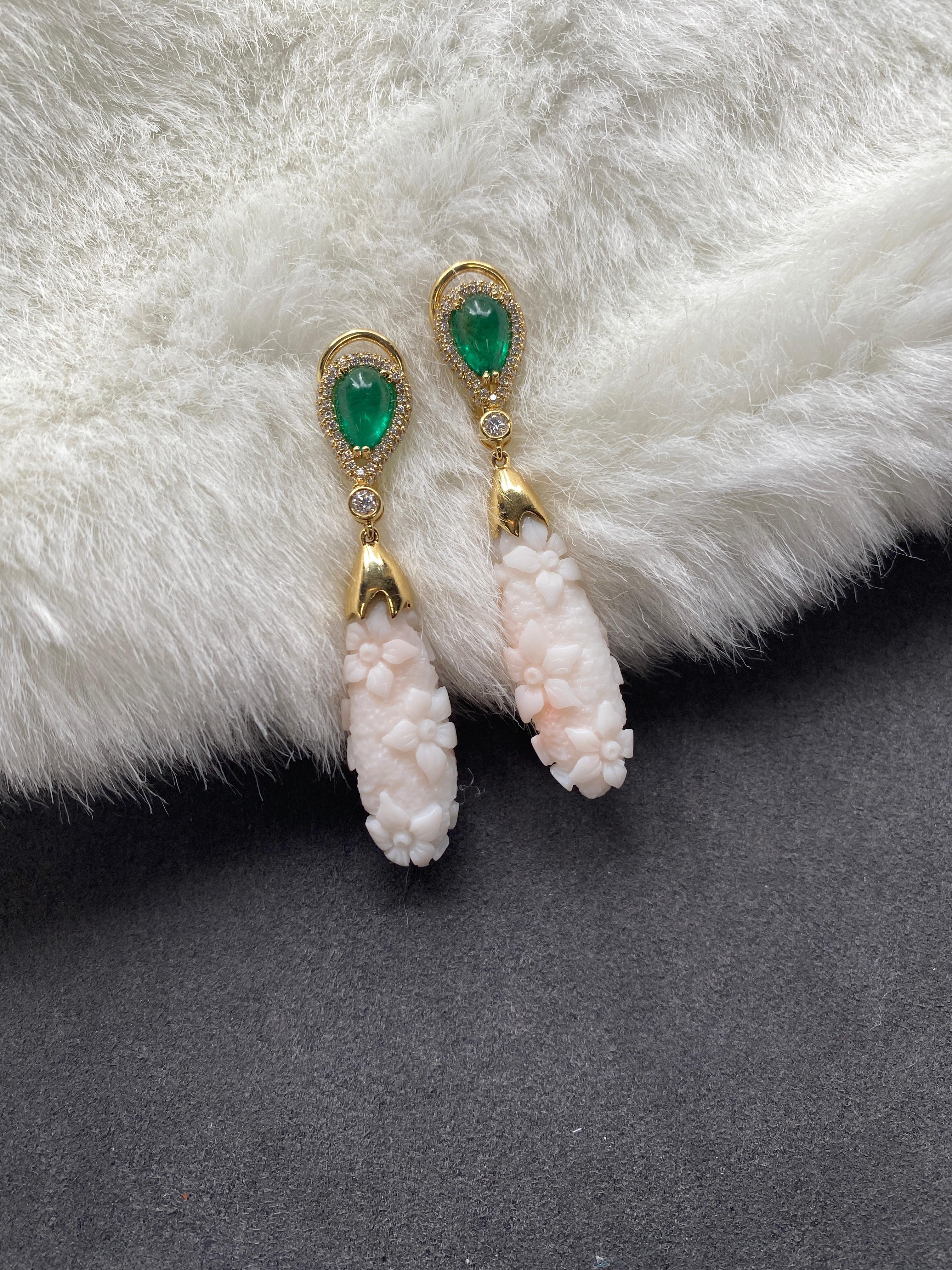 Boucles d'oreilles Goshwara en forme de fleur en corail blanc gravé avec émeraude et diamants Pour femmes en vente